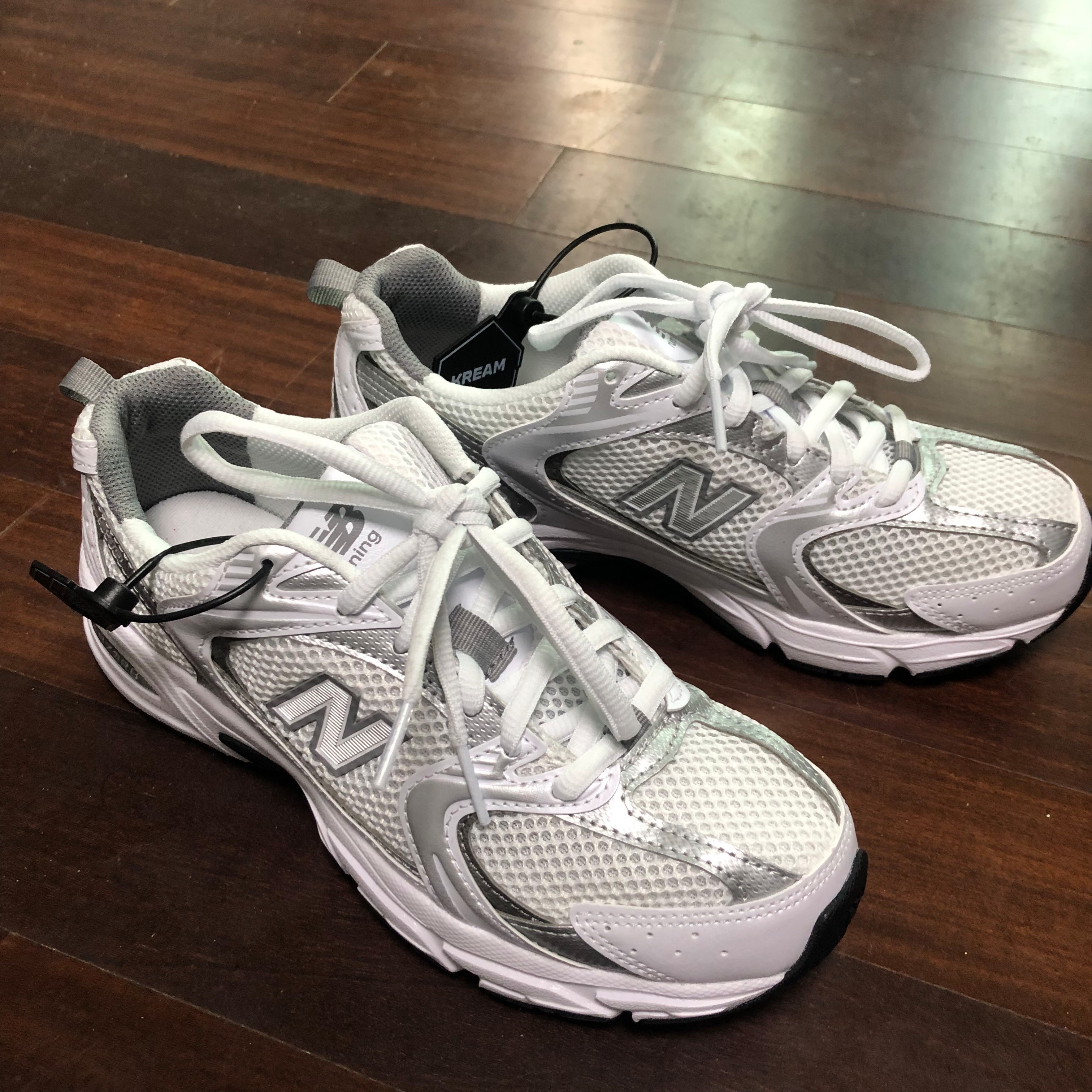 New Balance 530 White Silver 착용 스타일 - 3