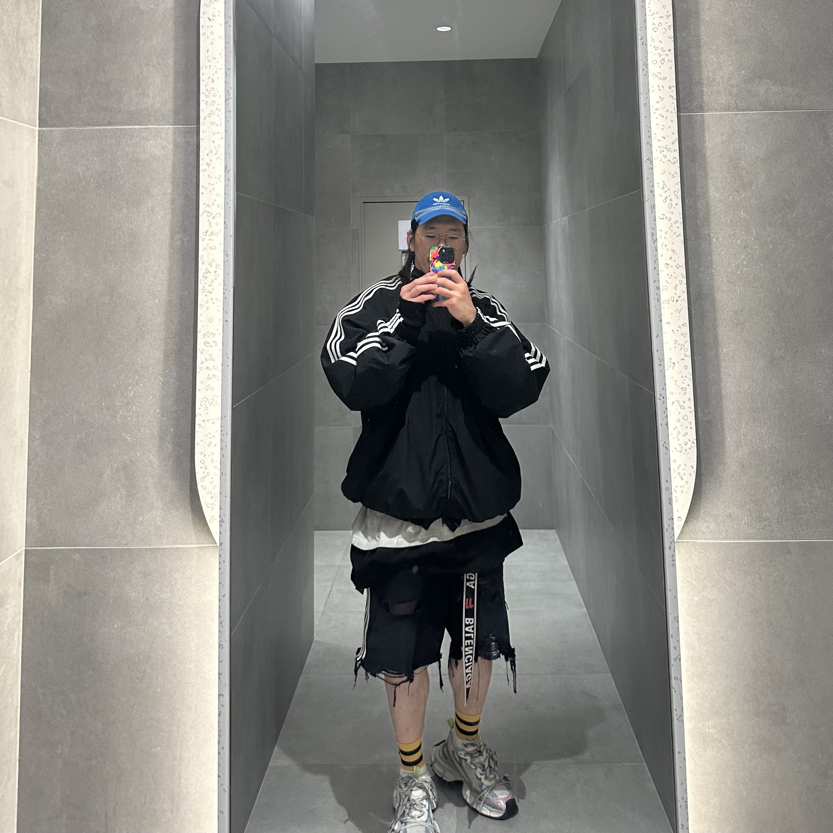 발렌시아가 x 아디다스 배기 쇼츠 블랙 착용 스타일
