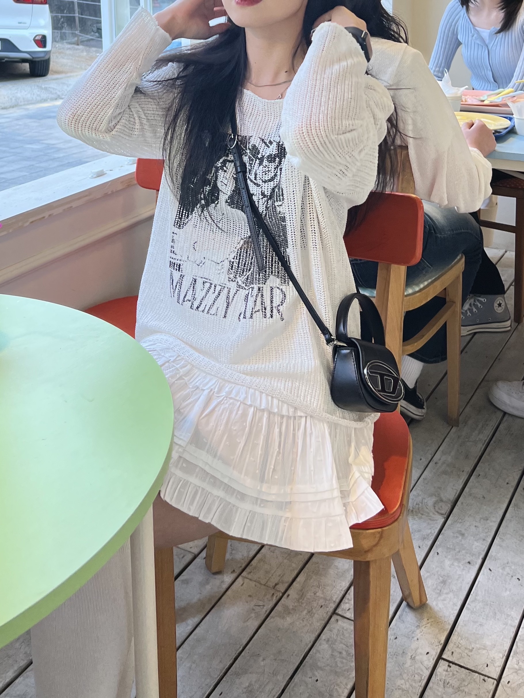 디젤 1DR 미니백 플라크 블랙, (W) 조던 1 로우 OG 스타피쉬 착용 스타일 - 3