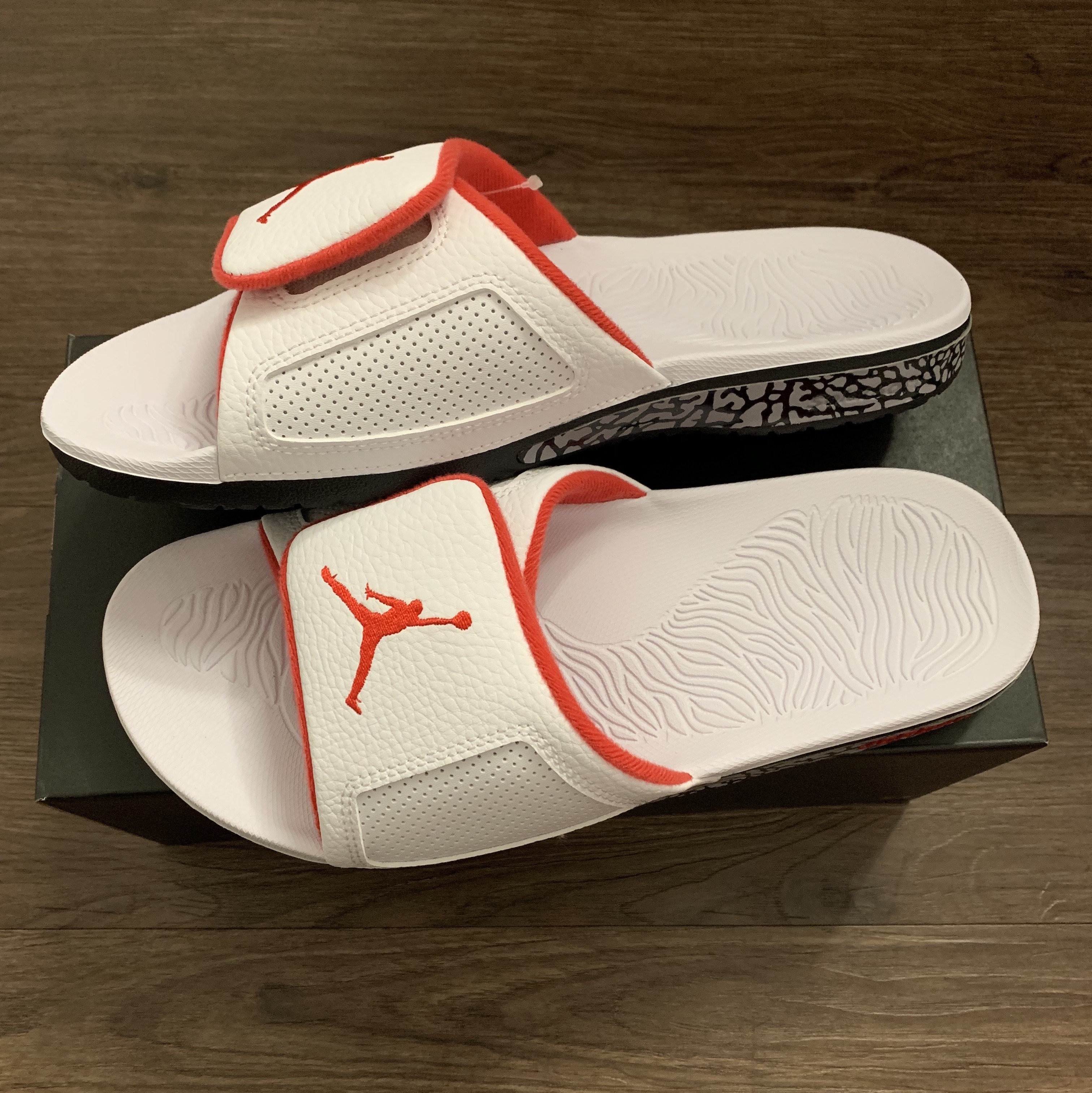 Jordan Hydro 3 Retro Cement White and University Red 착용 스타일