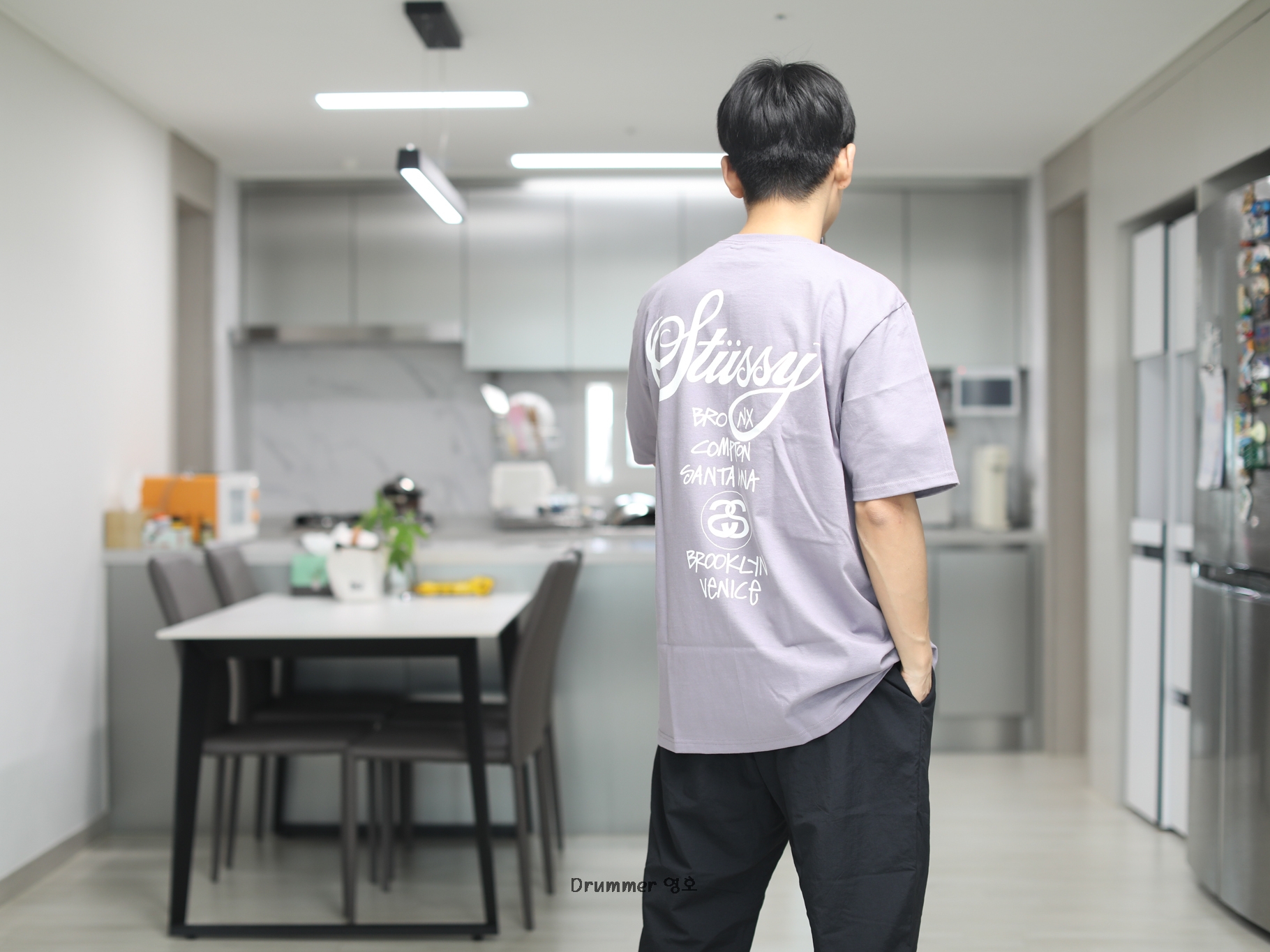 Stussy World Tour T-Shirt Mauve 2023 착용 스타일 - 3