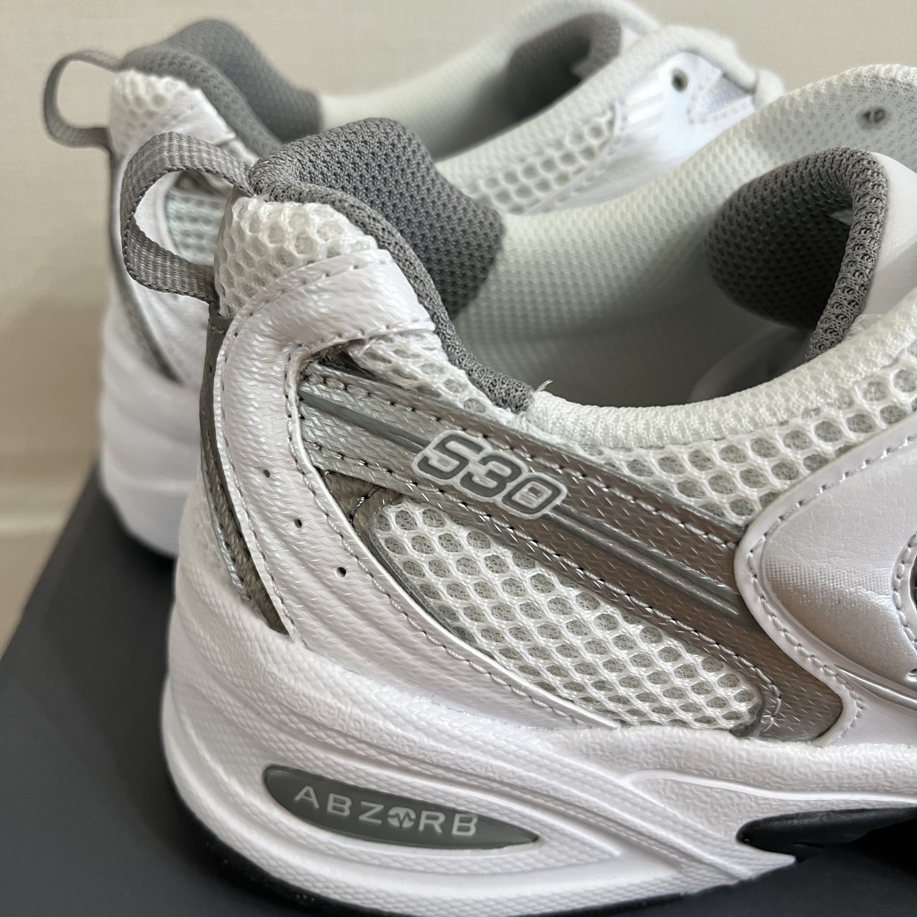 New Balance 530 White Silver 착용 스타일 - 2