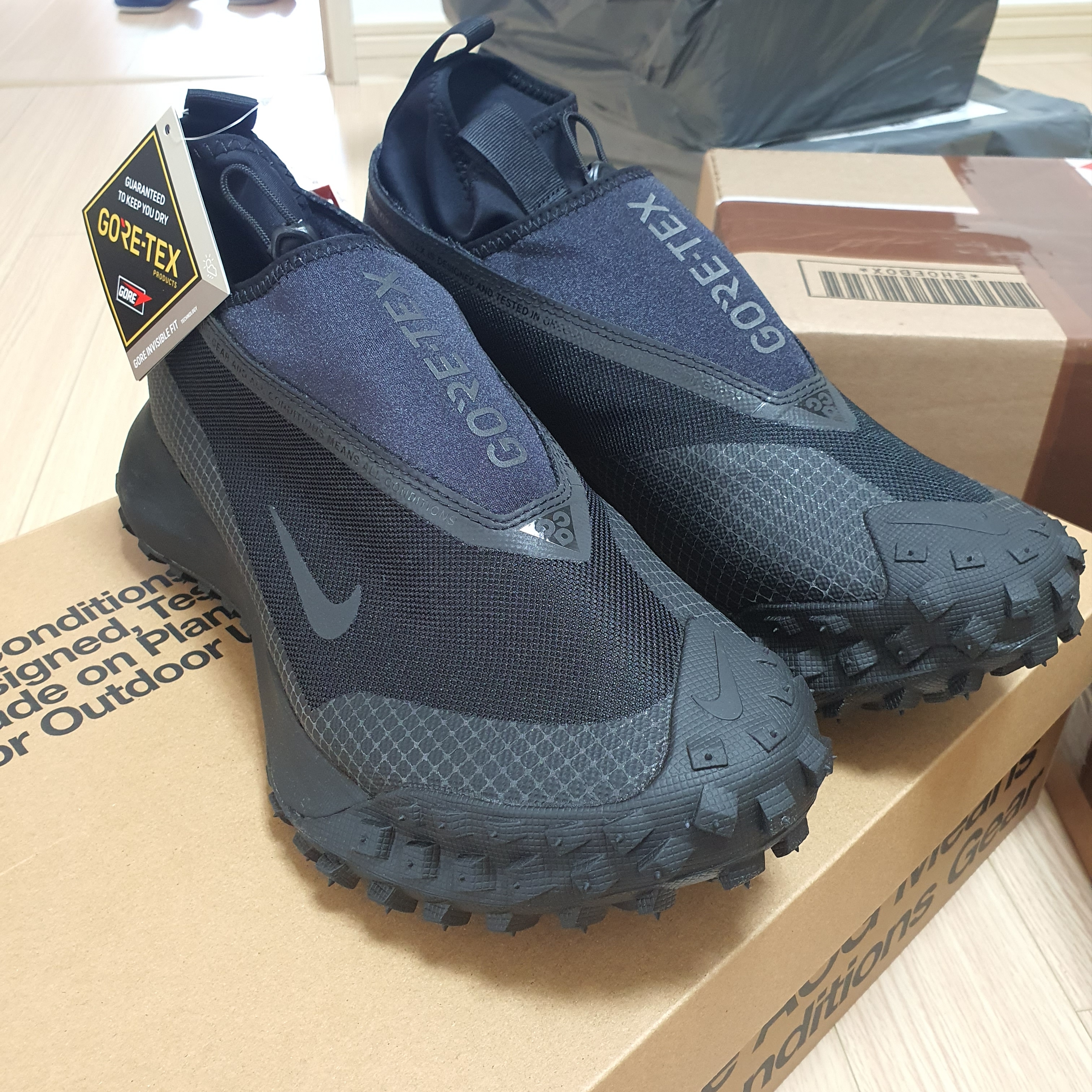 Nike ACG Mountain Fly Gore-Tex Black and Dark Grey 착용 스타일
