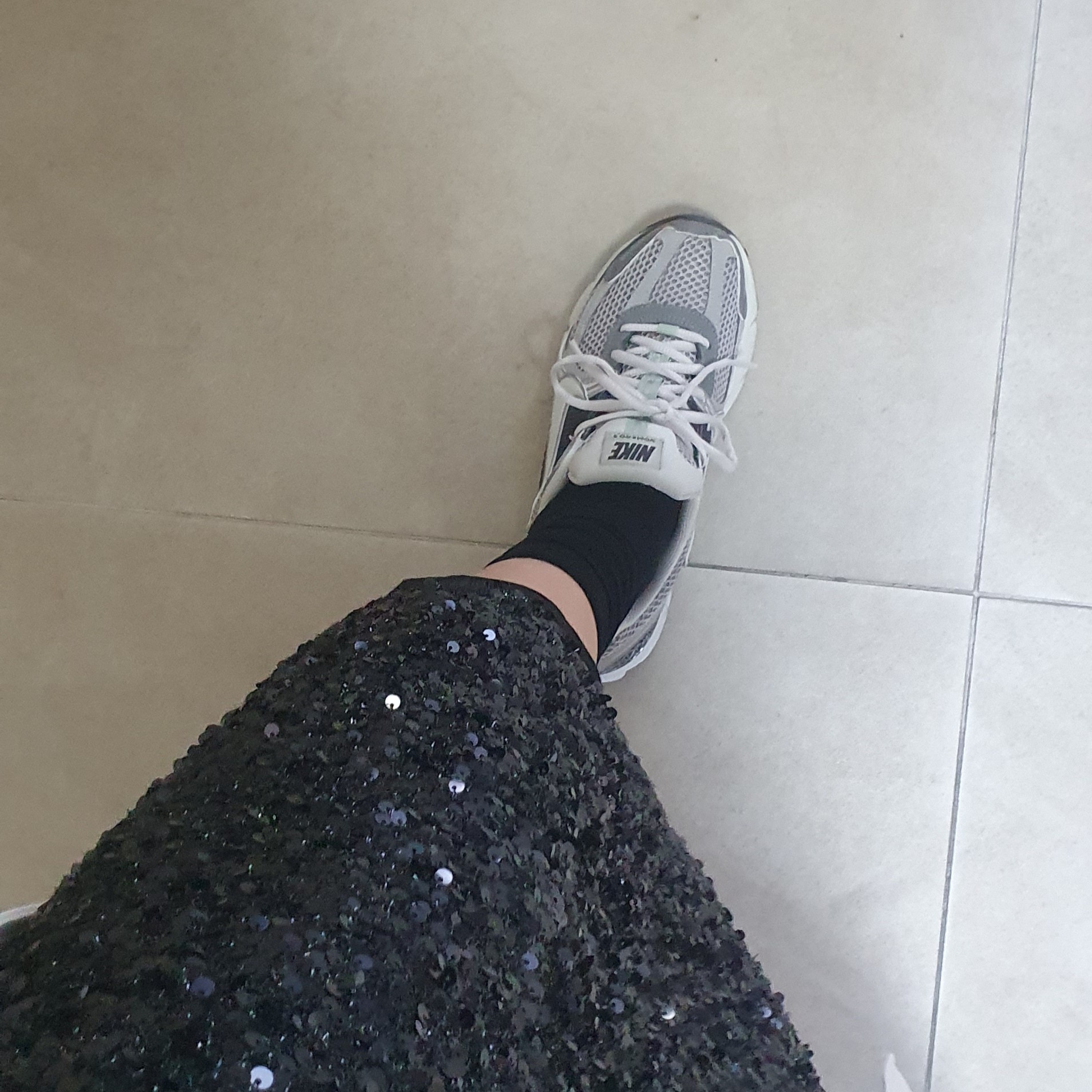 (W) Nike Zoom Vomero 5 Cobblestone and Flat Pewter 착용 스타일