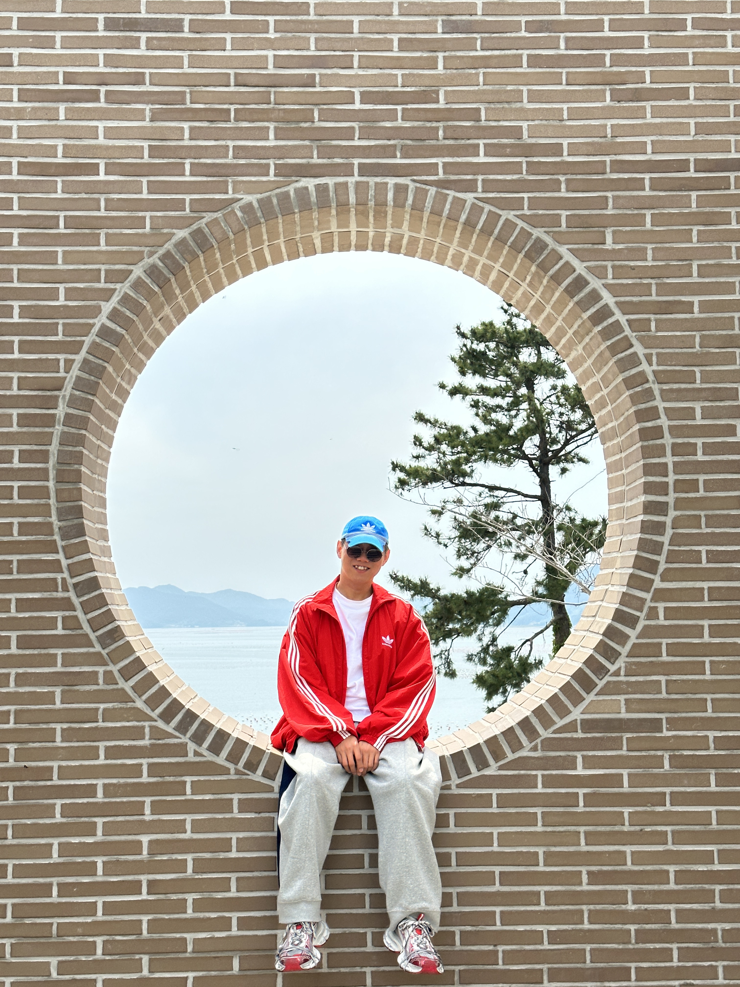 Balenciaga x Adidas Cap Blue, Balenciaga x Adidas Tracksuit Jacket Red 착용 스타일 - 1