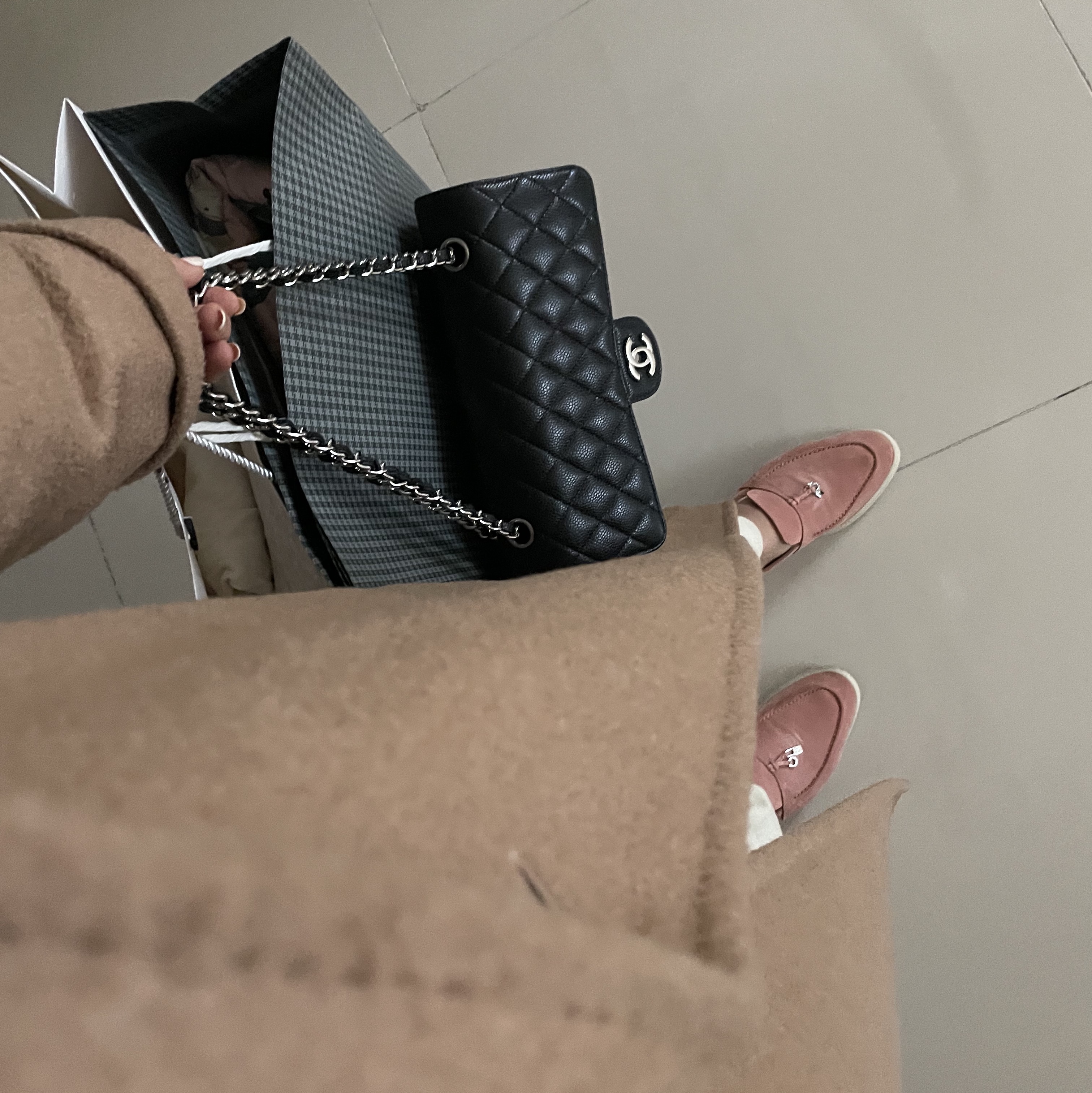 (W) Loro Piana Summer Charms Walk Suede Calfskin Pink Sand, Chanel Medium Classic Handbag Grained Calfskin & Silver Black 착용 스타일
