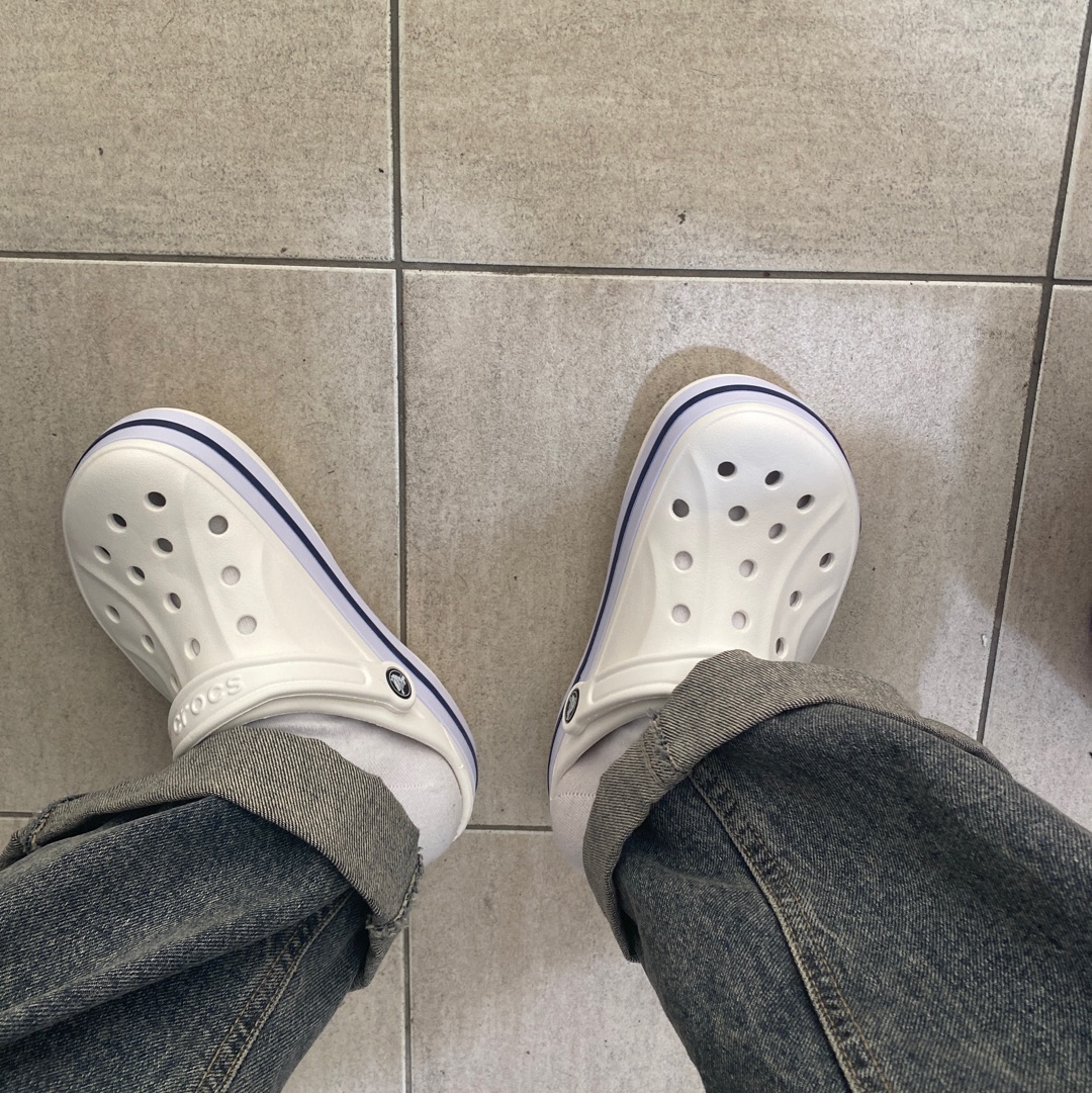 Crocs Bayaband Clog White Navy 착용 스타일