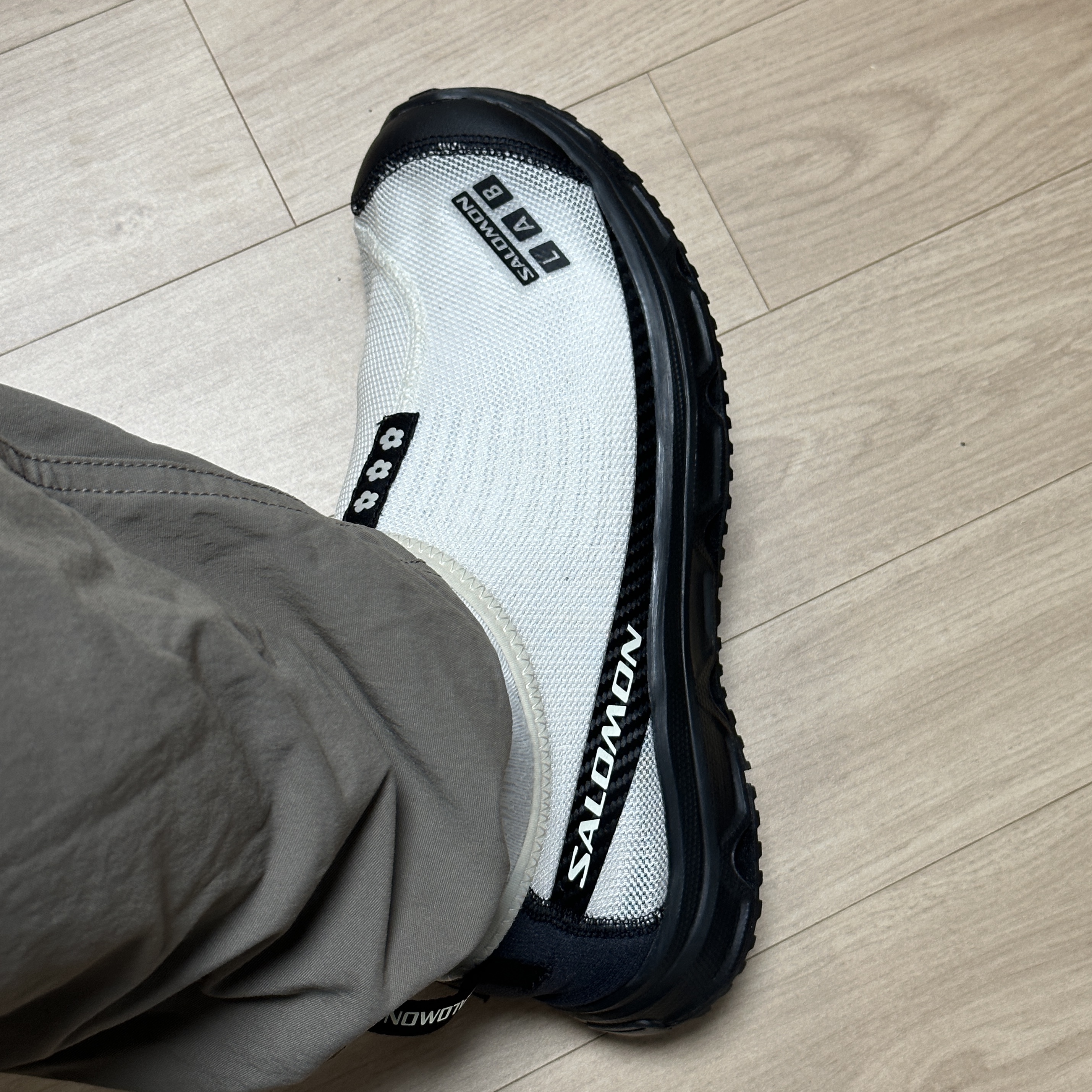 Salomon x Sandy Liang RX Moc 3.0 Black White 착용 스타일 - 1