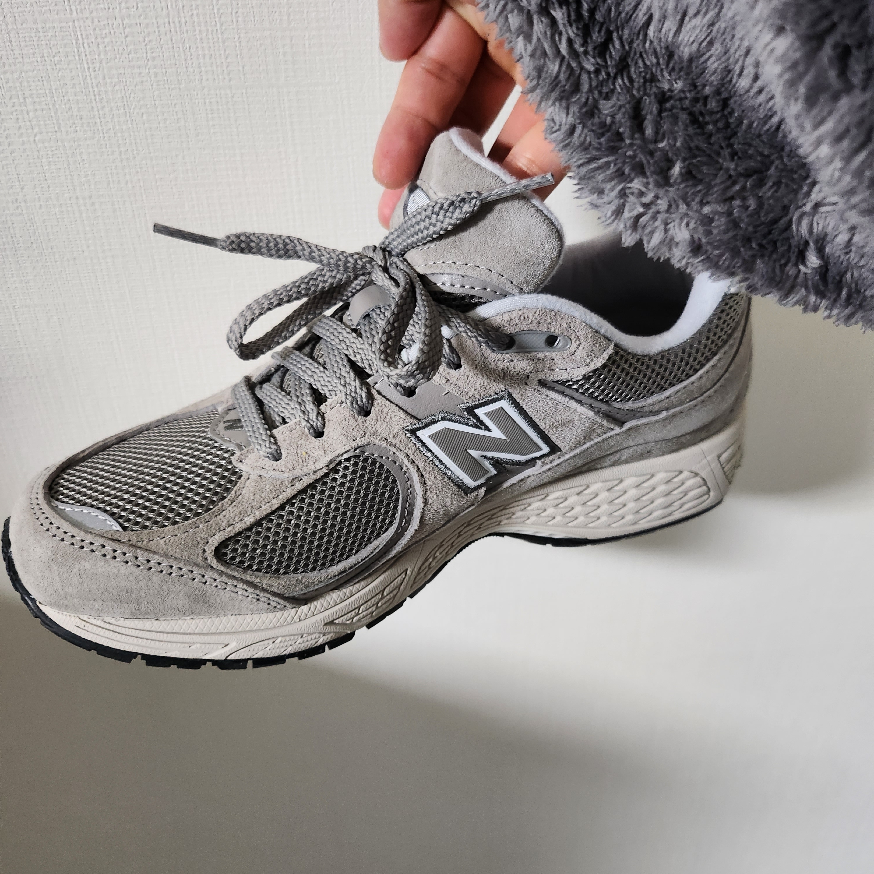 New Balance 2002R Grey 착용 스타일