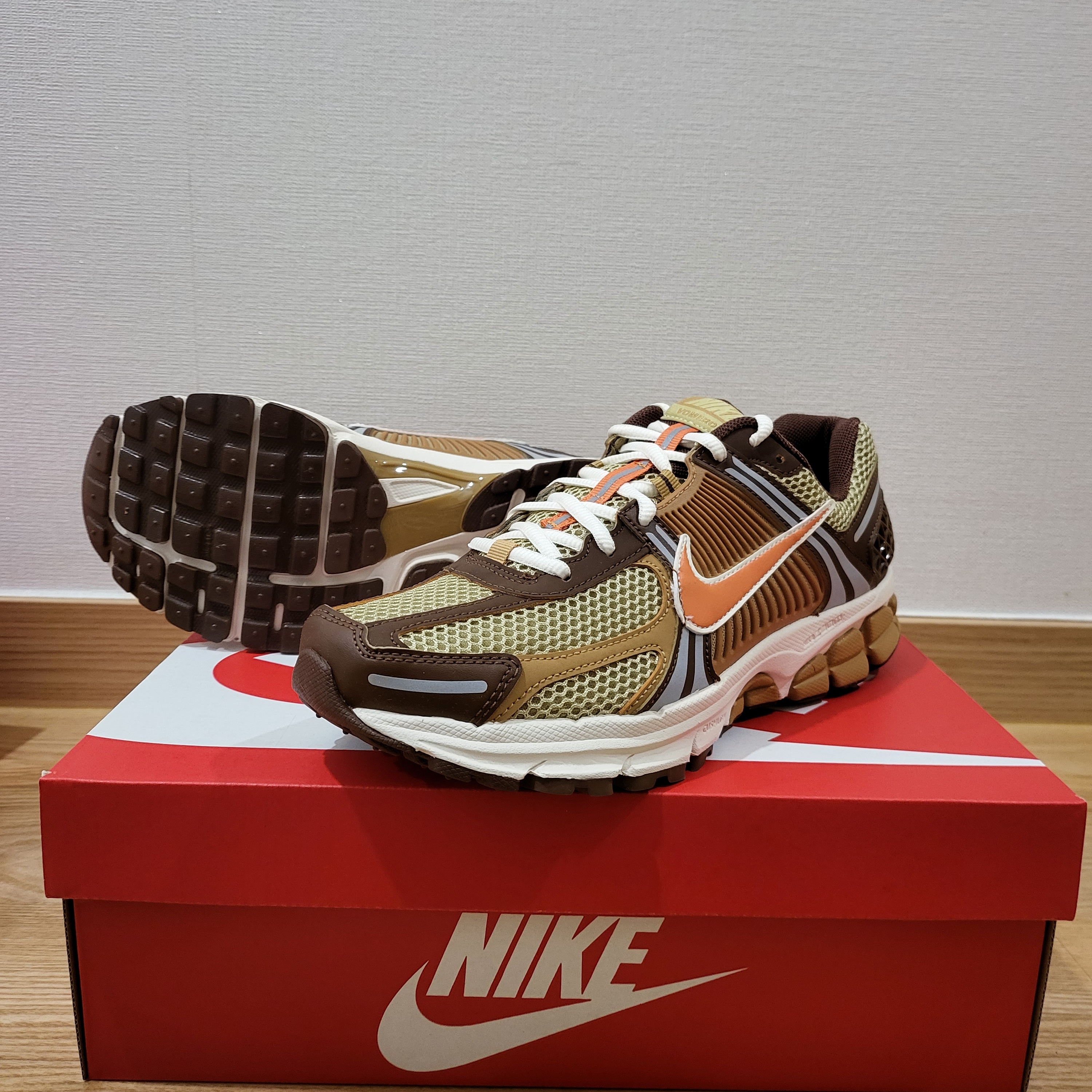 Nike Zoom Vomero 5 Wheat Grass and Cacao Wow 착용 스타일