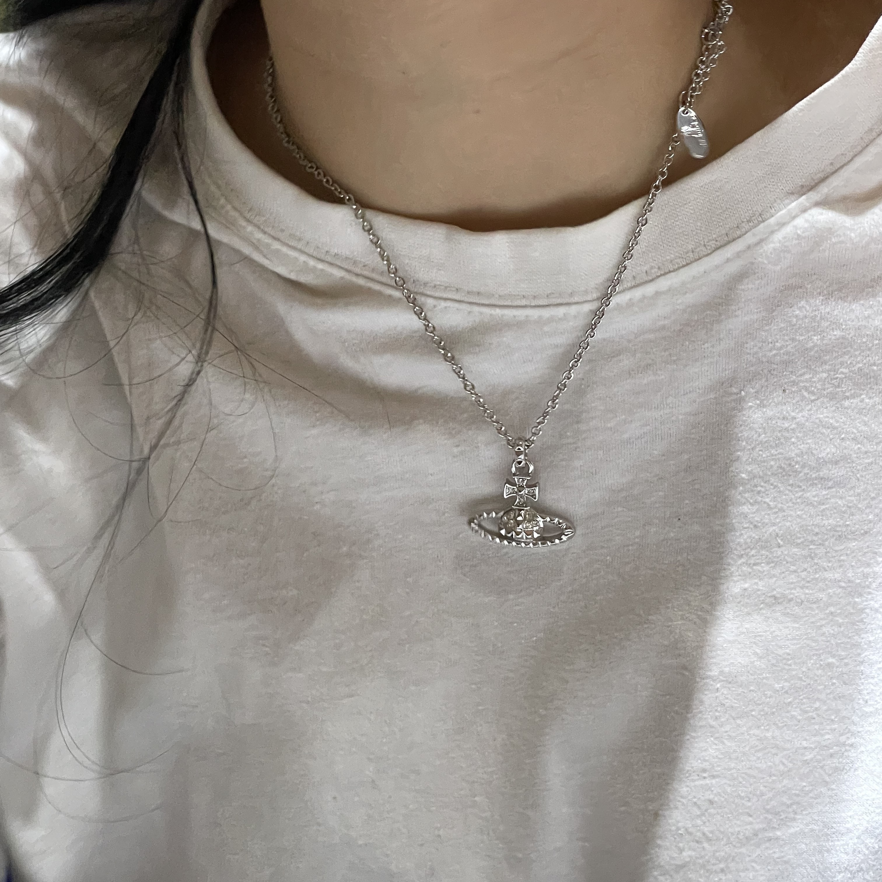 Vivienne Westwood Mayfair Bas Relief Pendant Silver 착용 스타일 - 1