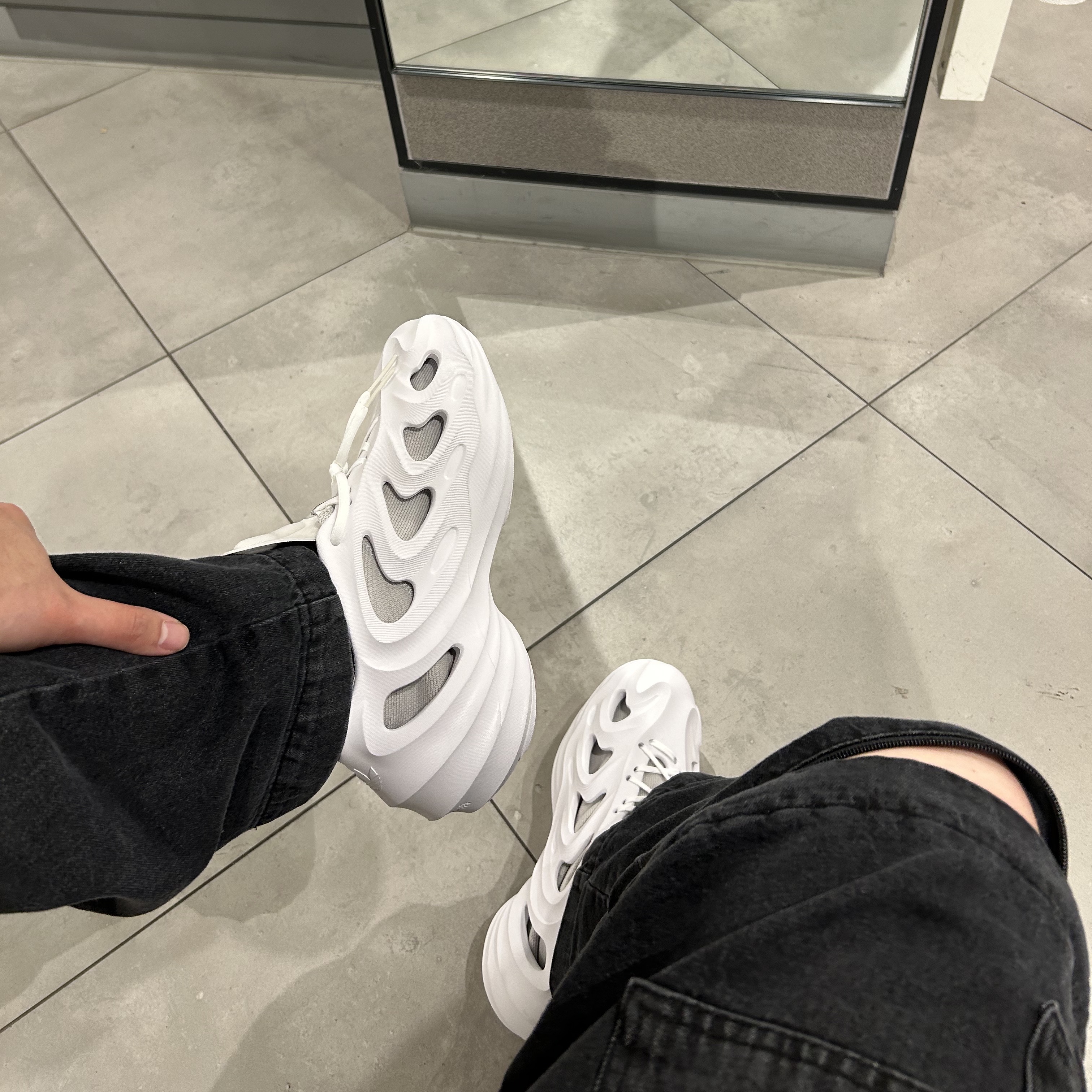Adidas Adifom Q Cloud White Grey 착용 스타일 - 3