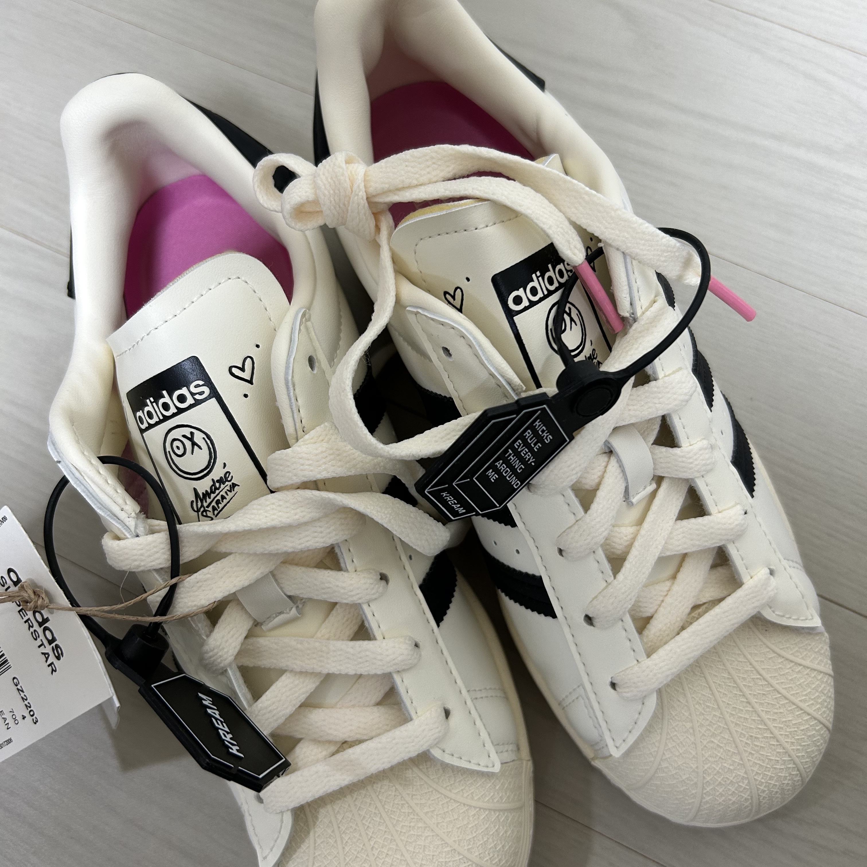 Adidas x Andre Saraiva Superstar Cream White Core Black 착용 스타일 - 1