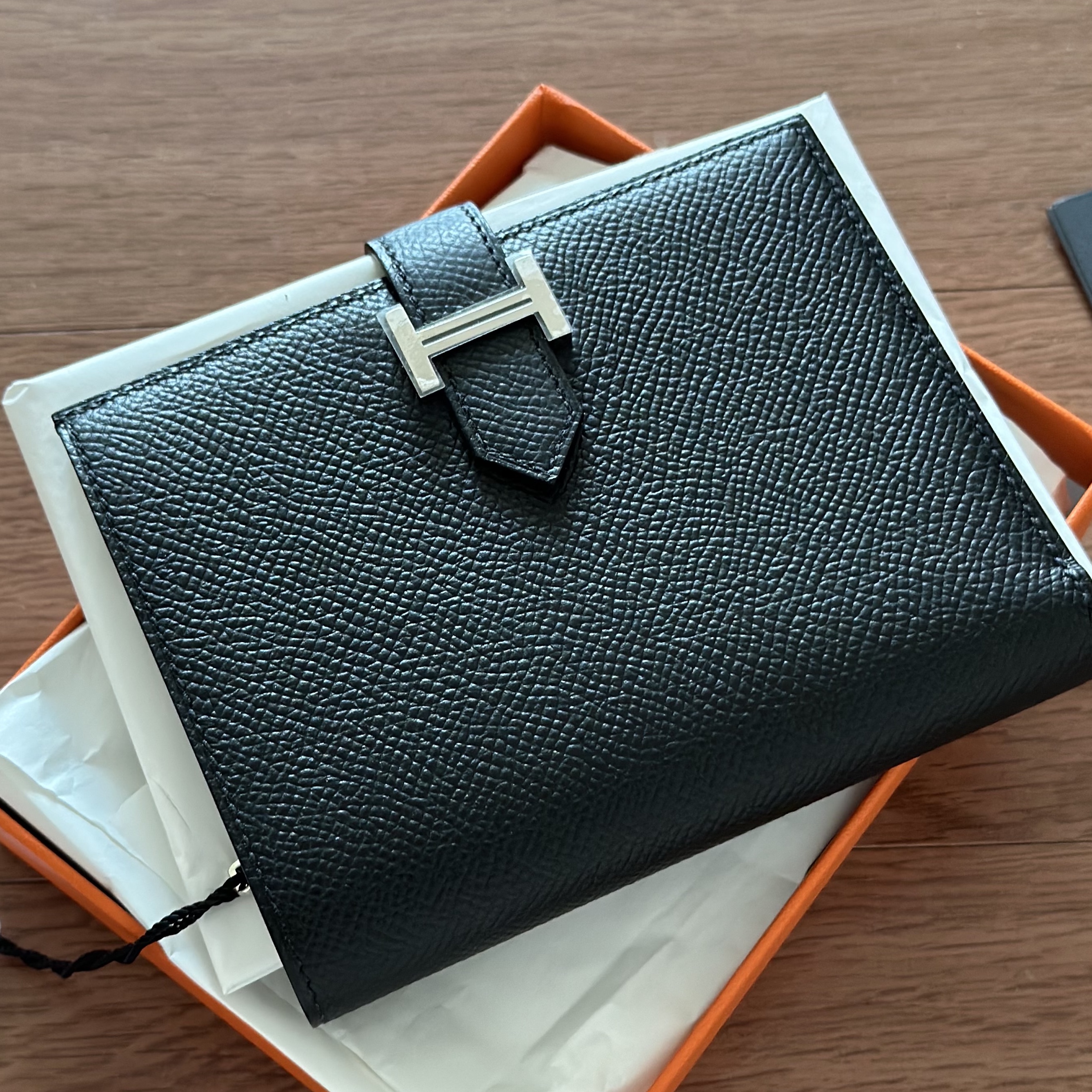 Hermes Bearn Compact Wallet Epsom & Palladium Noir 착용 스타일