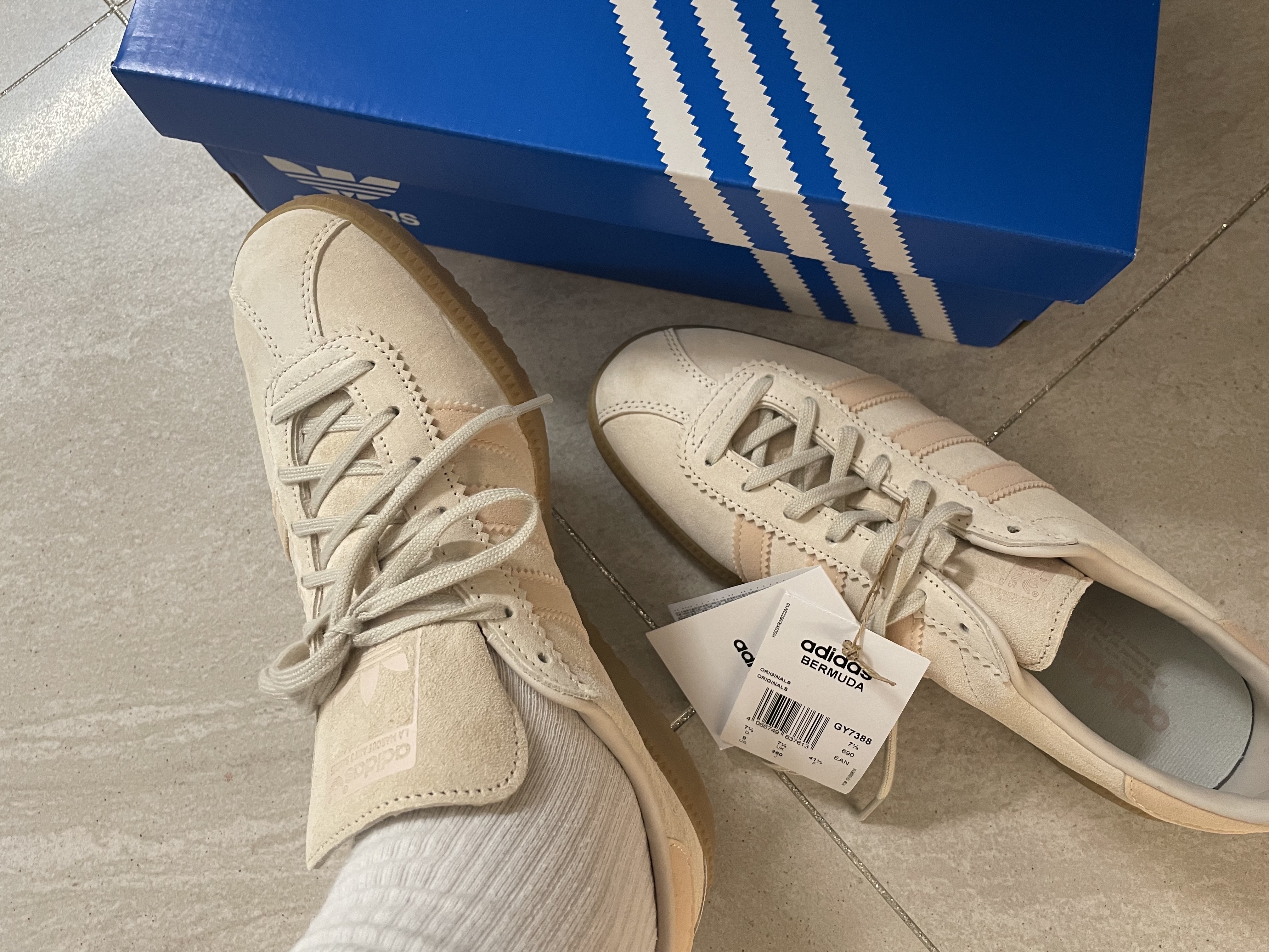 Adidas Bermuda Wonder White 착용 스타일