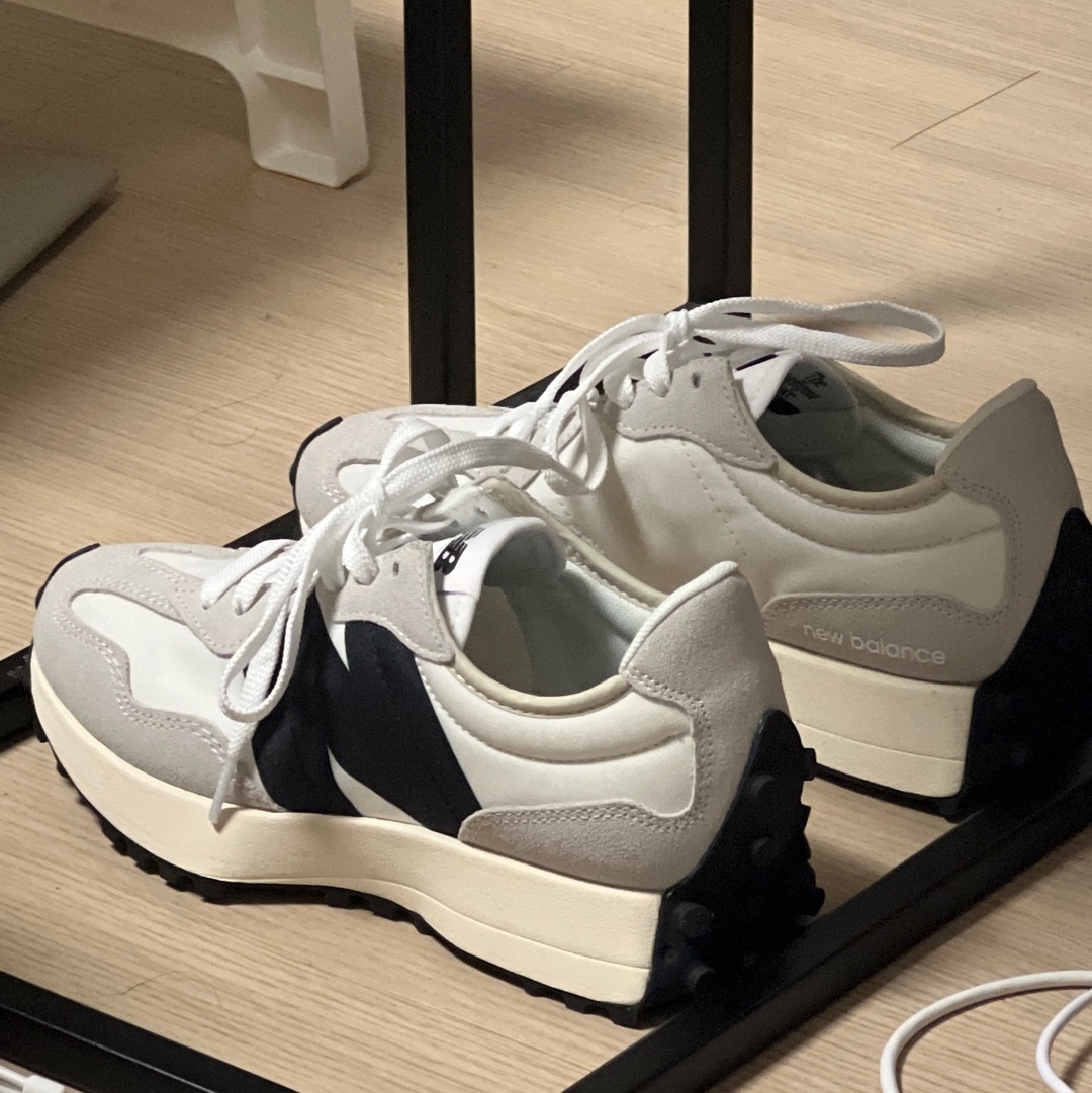 New Balance 327 White Black 착용 스타일