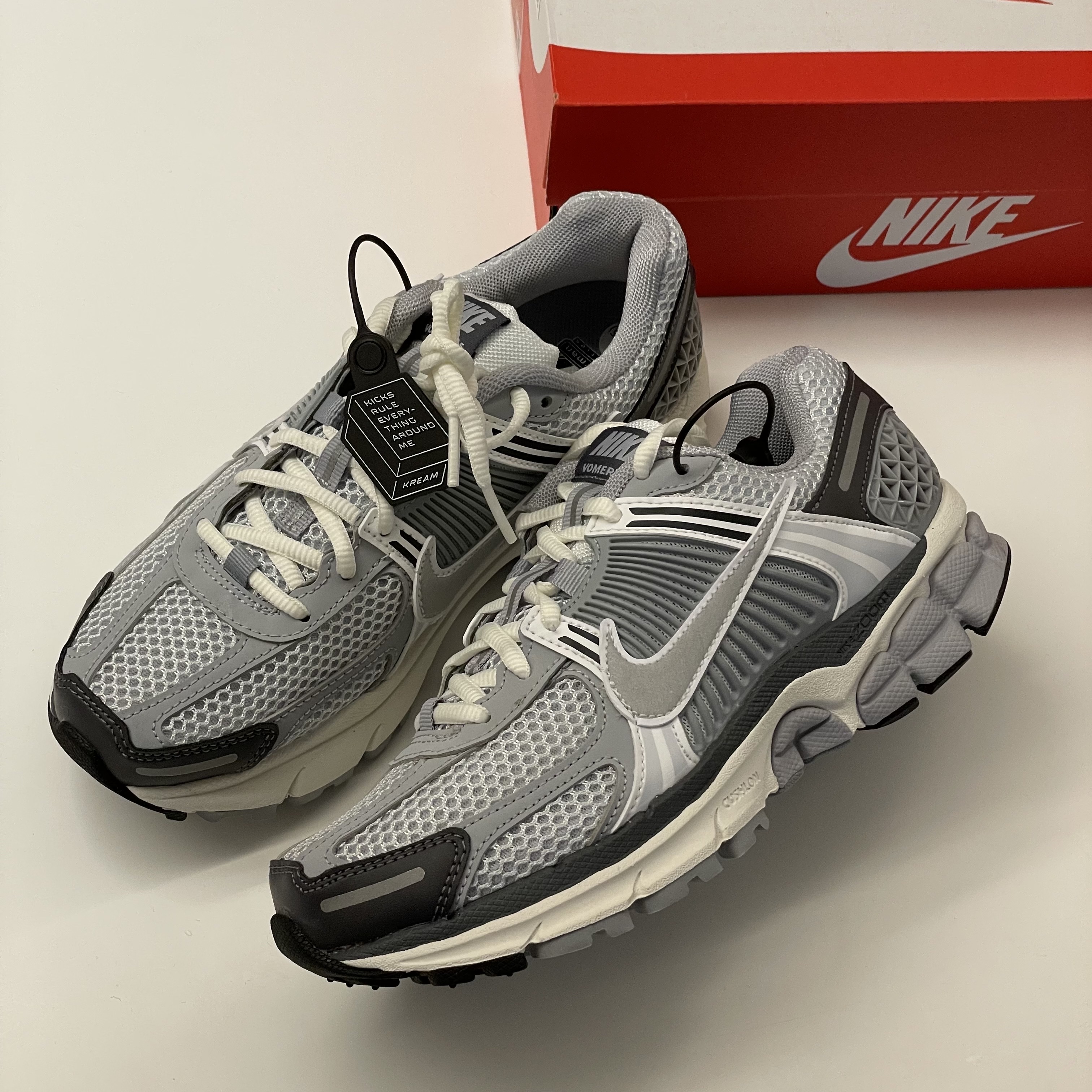 (W) Nike Zoom Vomero 5 Pure Platinum Metallic Silver 착용 스타일