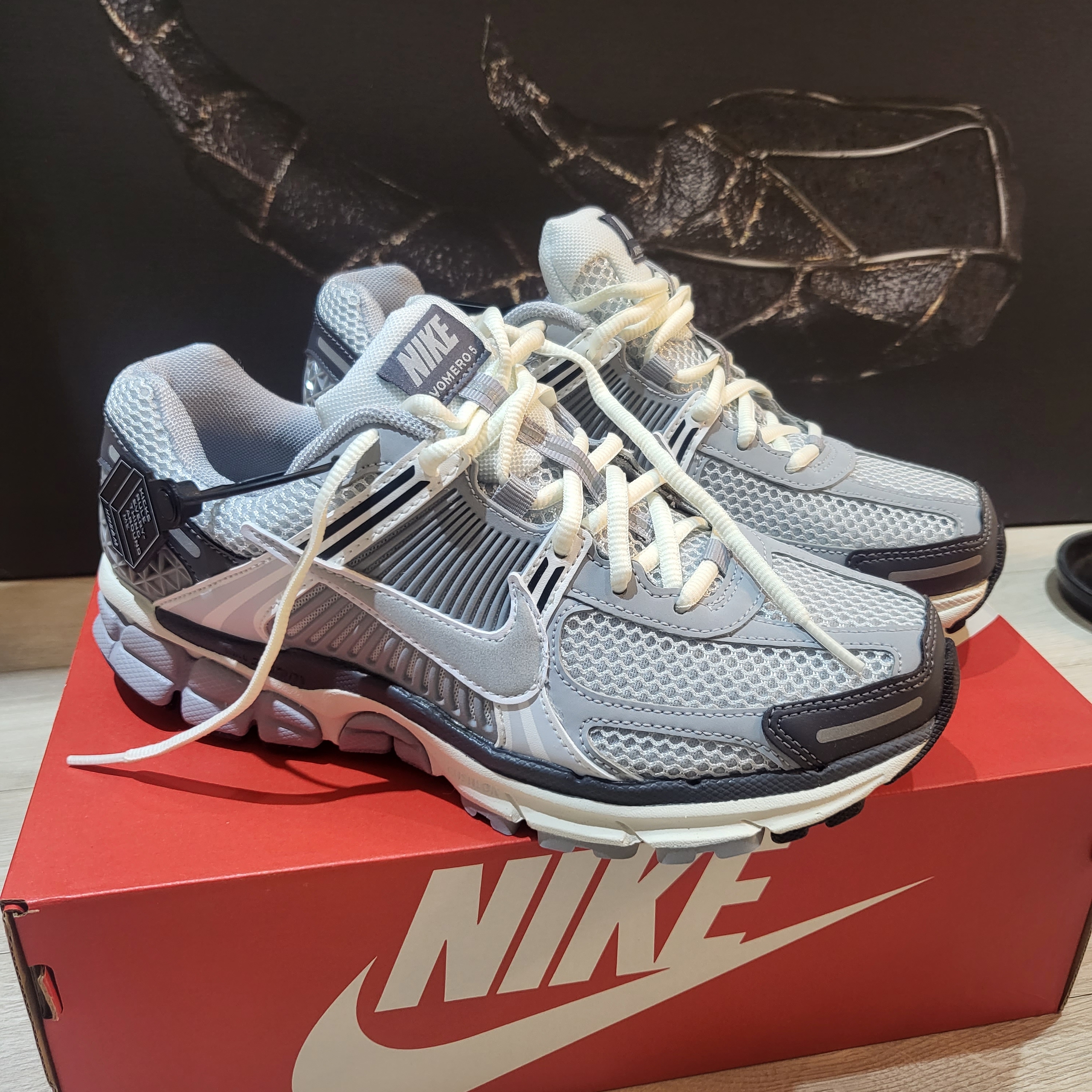 (W) Nike Zoom Vomero 5 Pure Platinum Metallic Silver 착용 스타일