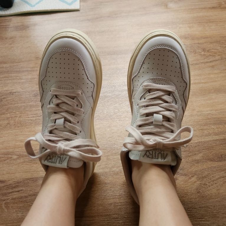 (W) Autry Medalist Low Leather Sneakers White 착용 스타일