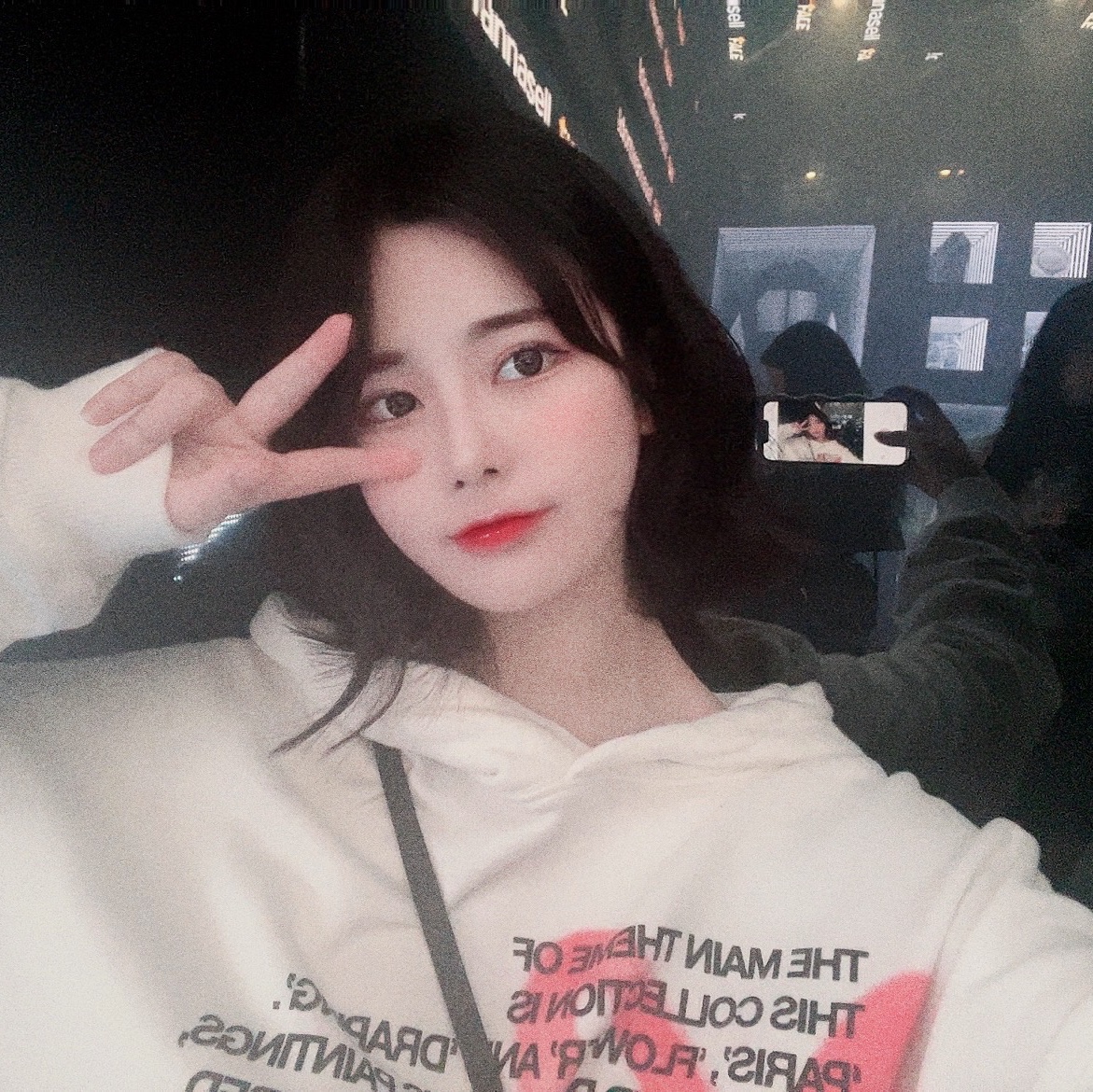 [KREAM 단독] The Museum Visitor Heart Sprayed Hoody White - 22PF 착용 스타일