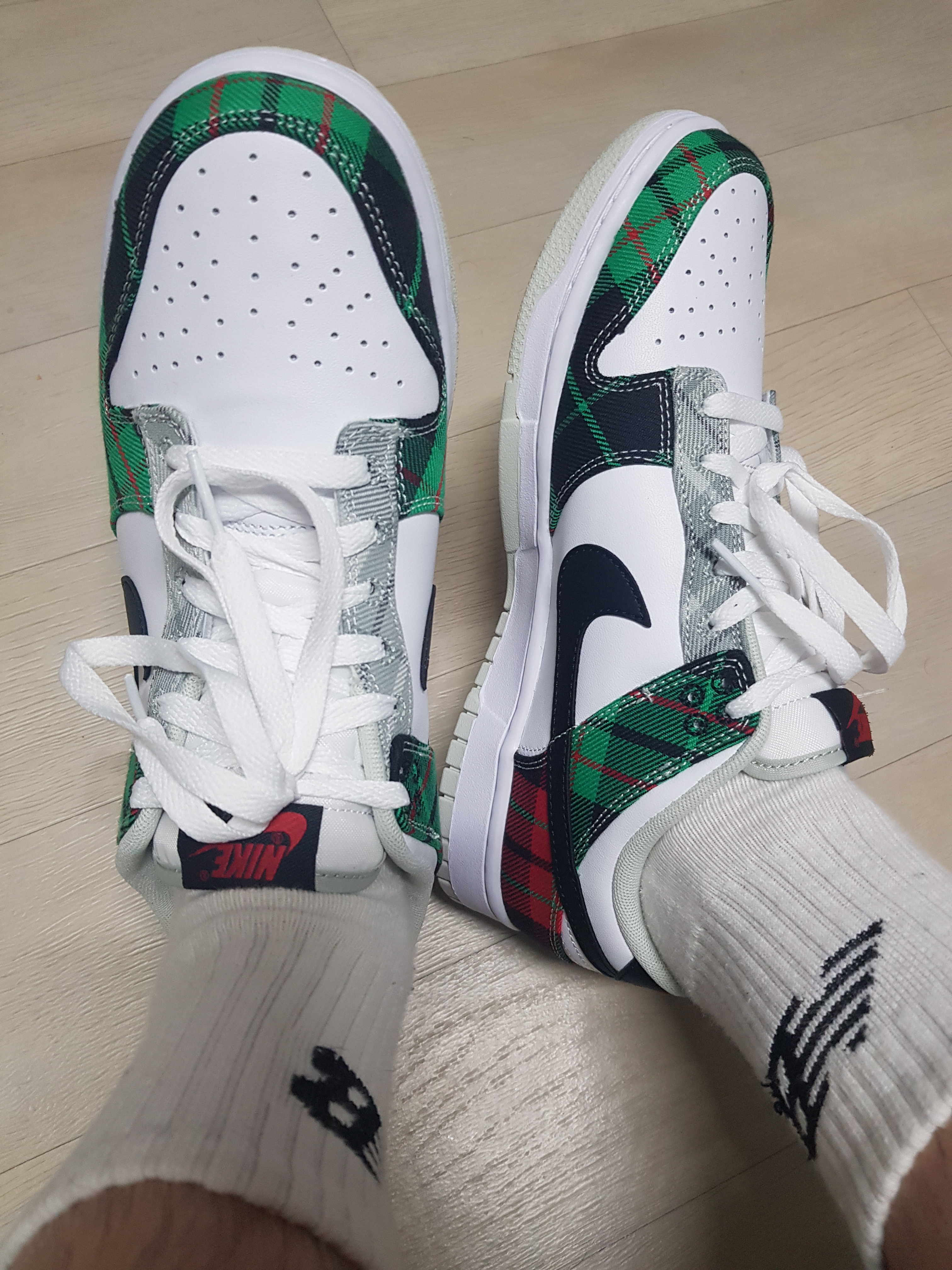 Nike Dunk Low Retro PRM White and Black 착용 스타일