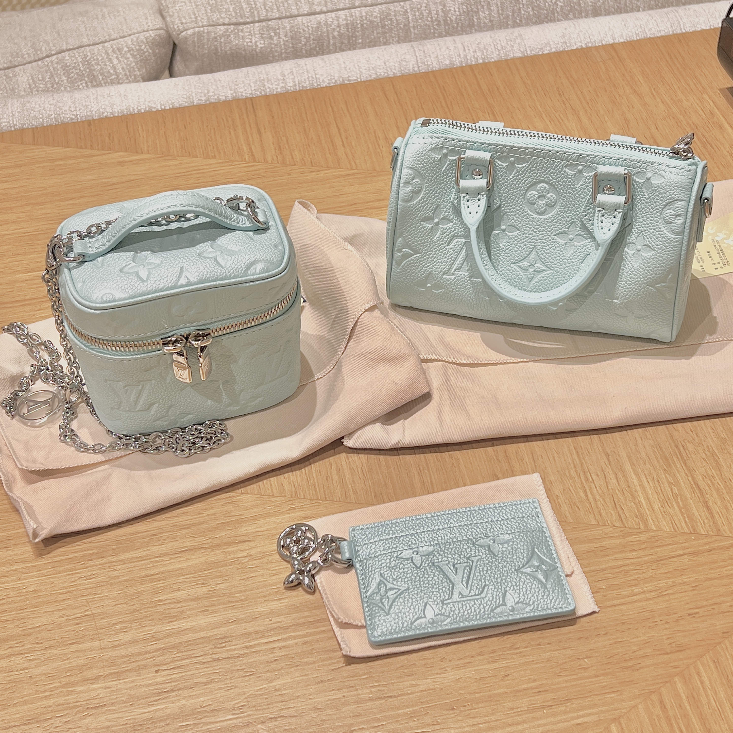 Louis Vuitton LV Charms Card Holder Pearly Lagoon Turquoise 착용 스타일