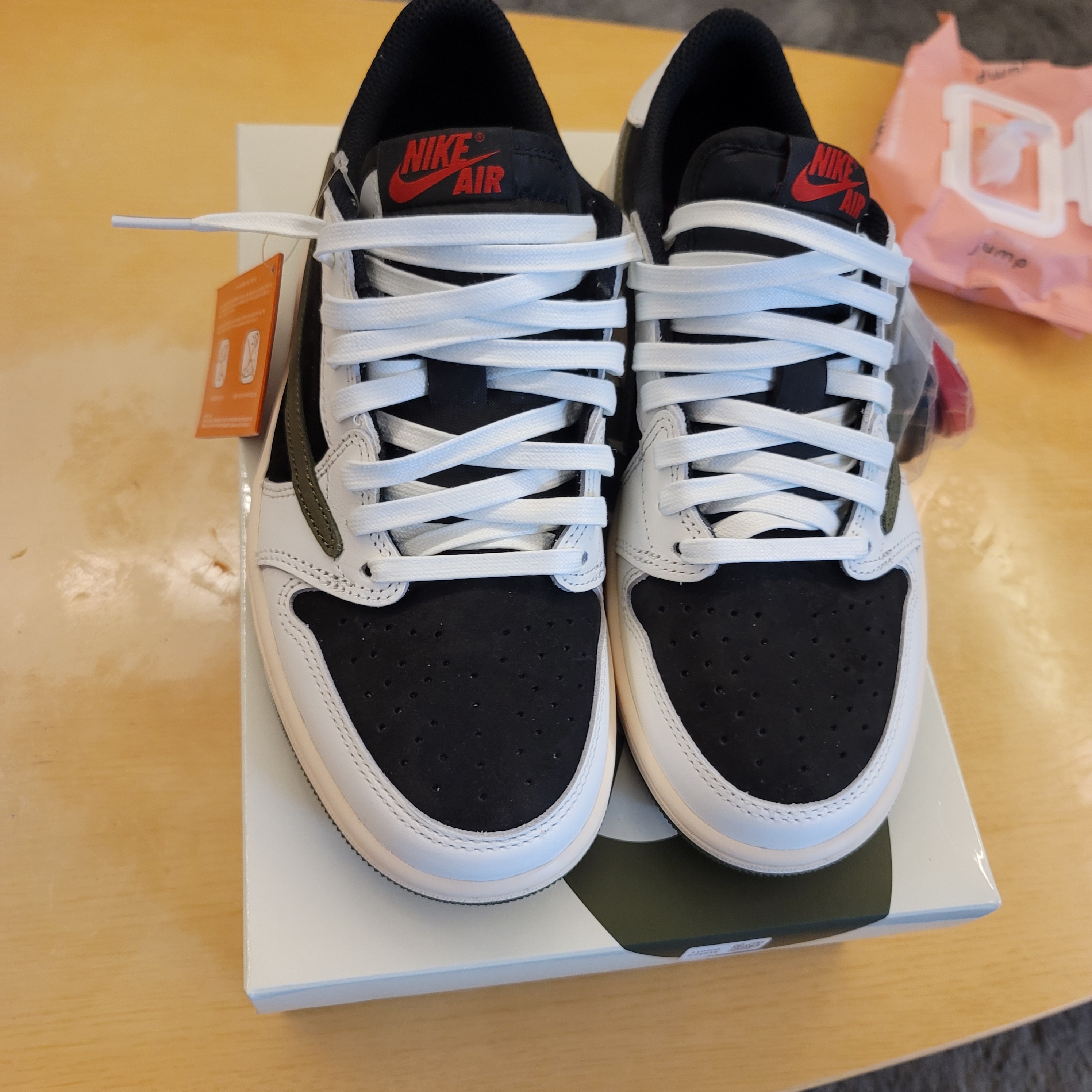 (W) Jordan 1 x Travis Scott Retro Low OG SP Medium Olive 착용 스타일 - 3