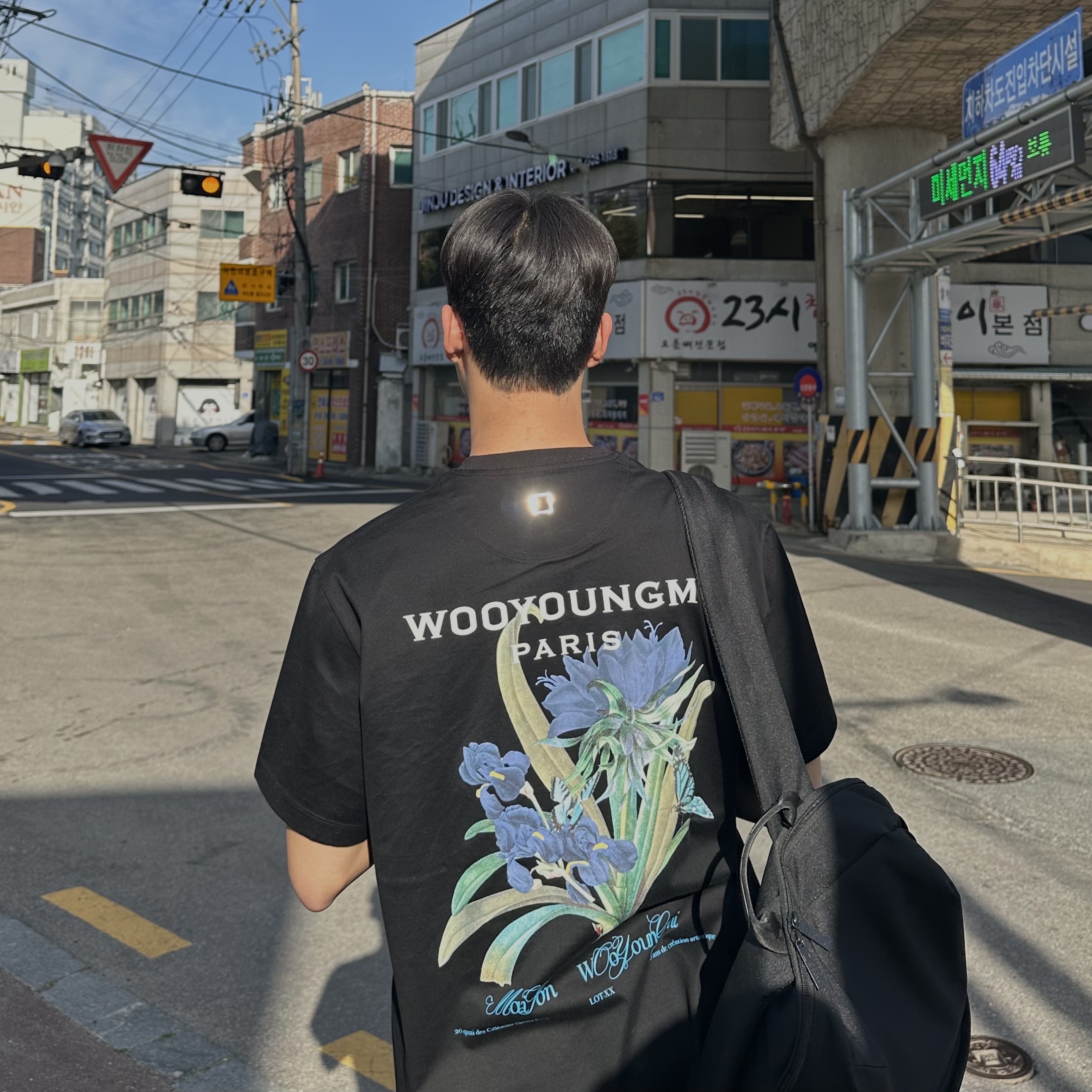 Wooyoungmi Flower Print Back Logo T-Shirt Black - 23SS 착용 스타일