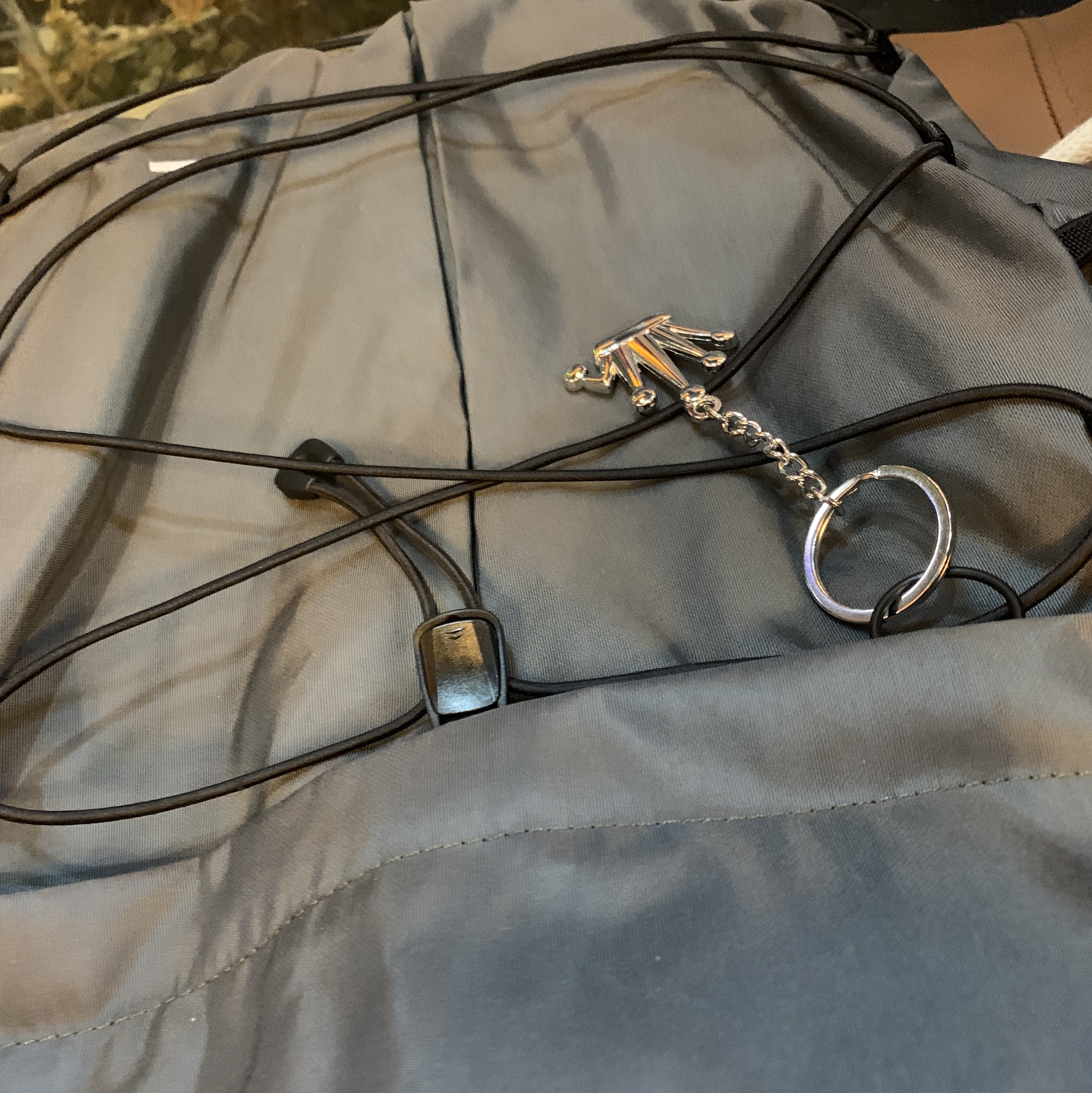 Stussy Metal Bent Crown Keychain Silver 착용 스타일