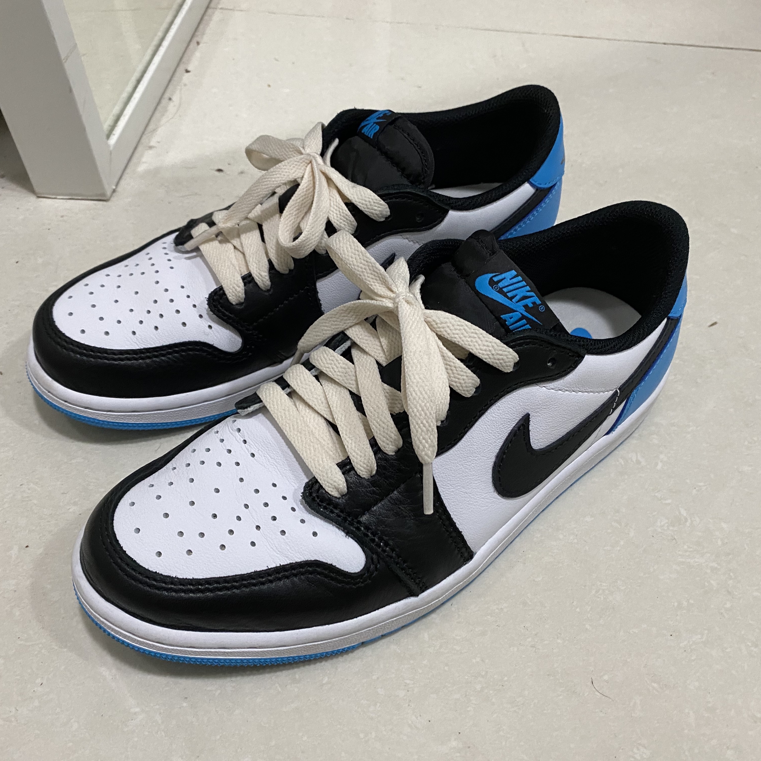 Jordan 1 Retro Low OG Black and Dark Powder Blue 착용 스타일 - 1