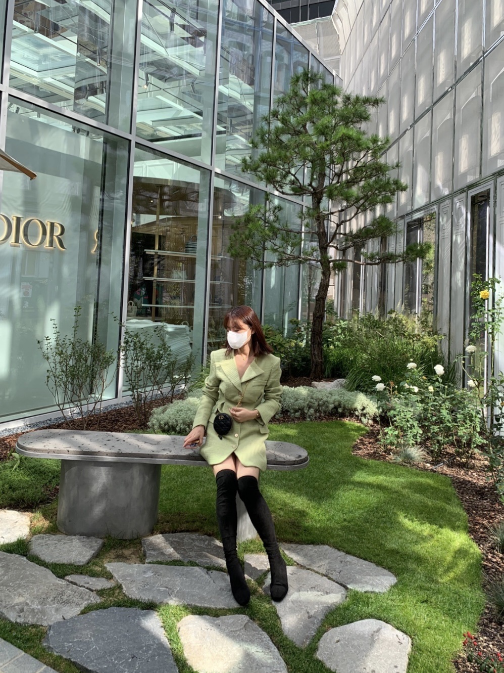 디올 카로 디테처블 코인 지갑 블랙, 애플 아이폰 13 프로 맥스 1테라 시에라 블루 (국내 정식 발매 제품) 착용 스타일 - 5