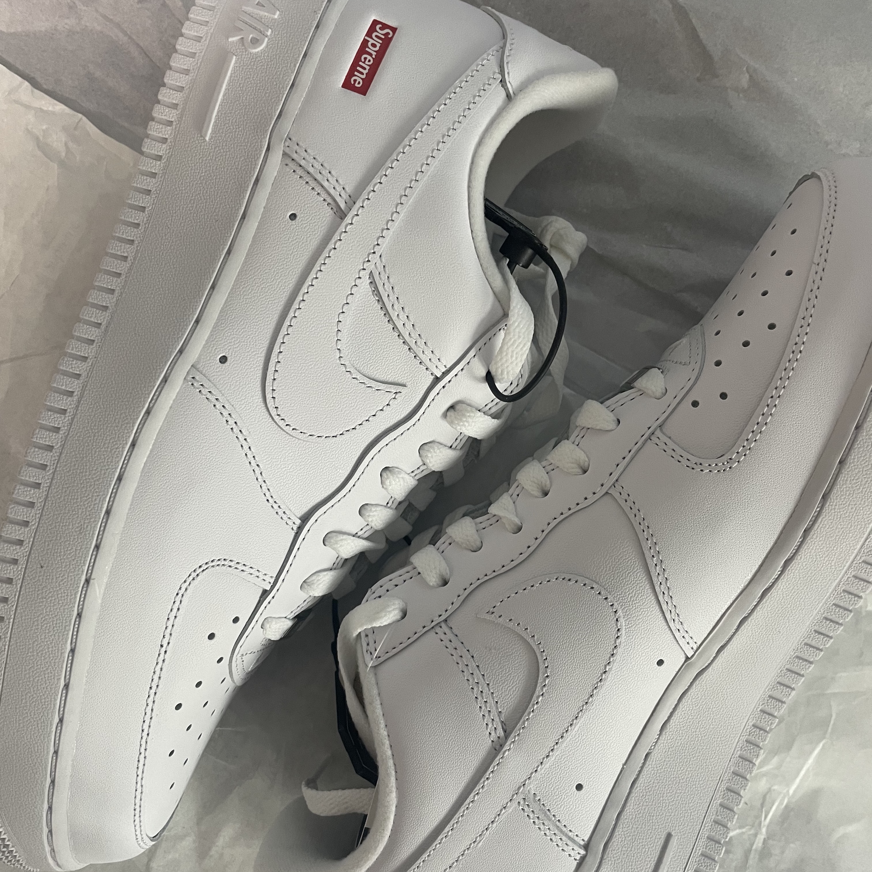 Nike x Supreme Air Force 1 Low White 착용 스타일 - 2
