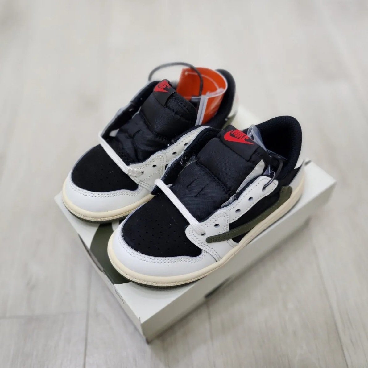 (TD) Jordan 1 x Travis Scott Retro Low OG SP Medium Olive, (W) Jordan 1 x Travis Scott Retro Low OG SP Medium Olive 착용 스타일 - 2
