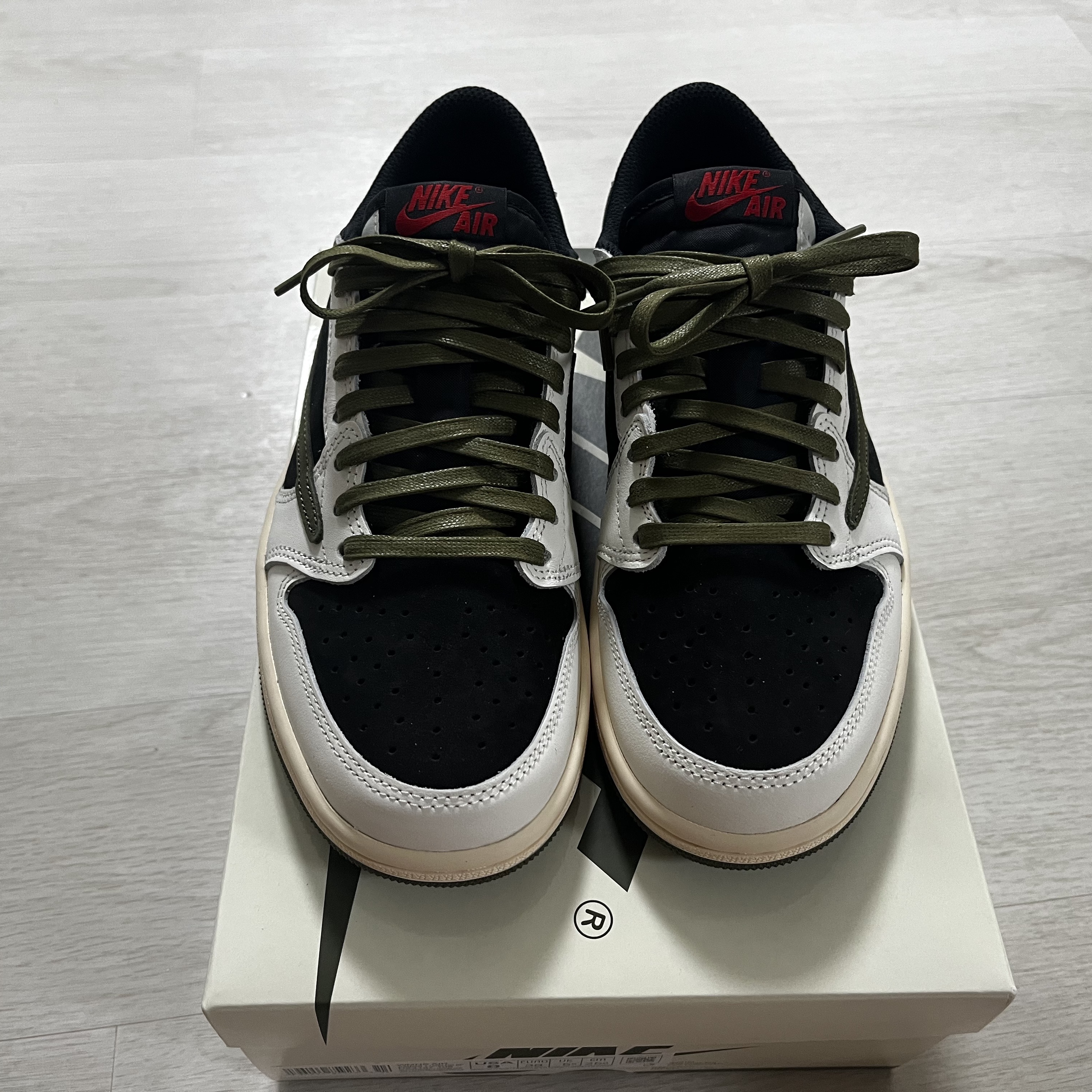 (W) Jordan 1 x Travis Scott Retro Low OG SP Medium Olive 착용 스타일 - 3