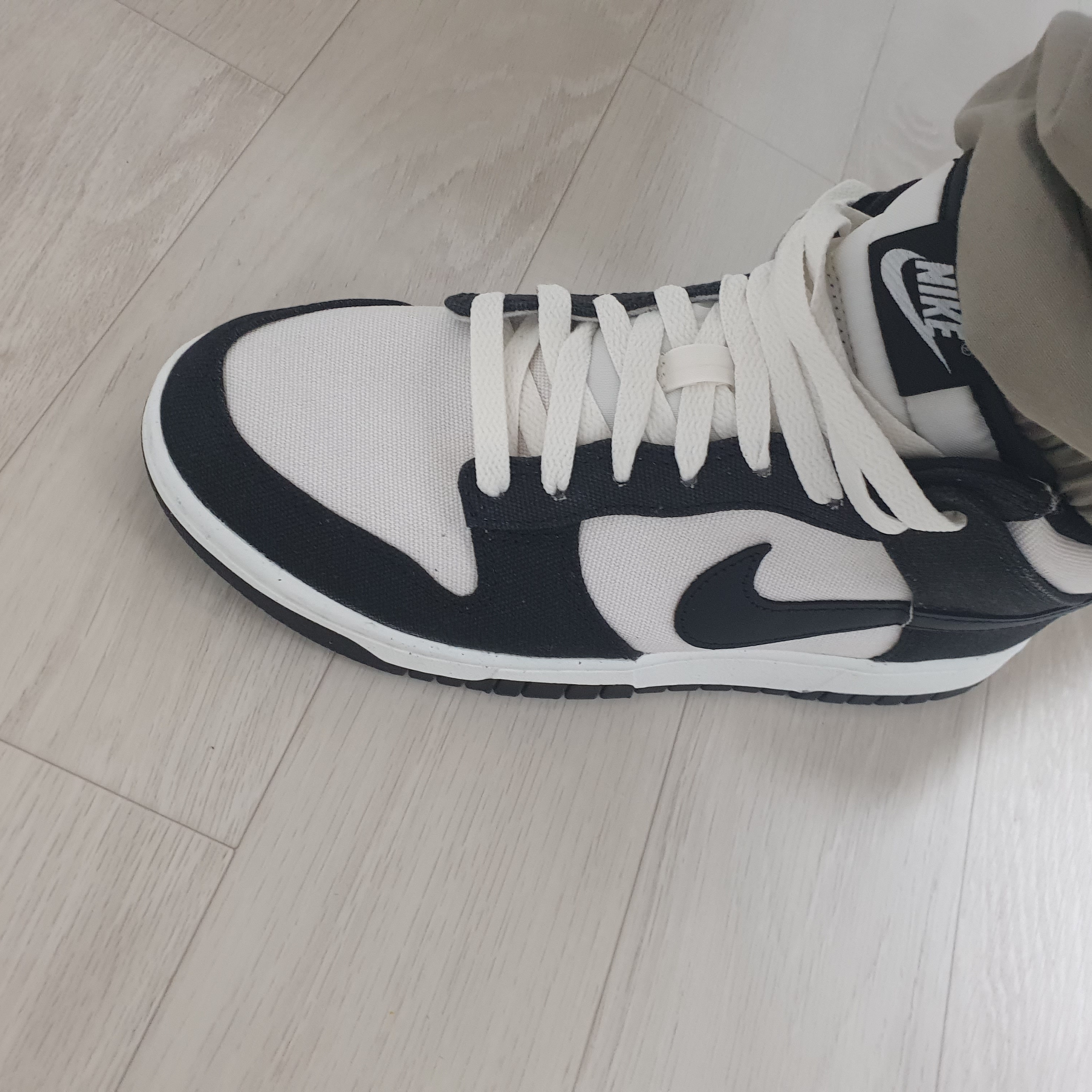 Nike Dunk Mid Panda 착용 스타일