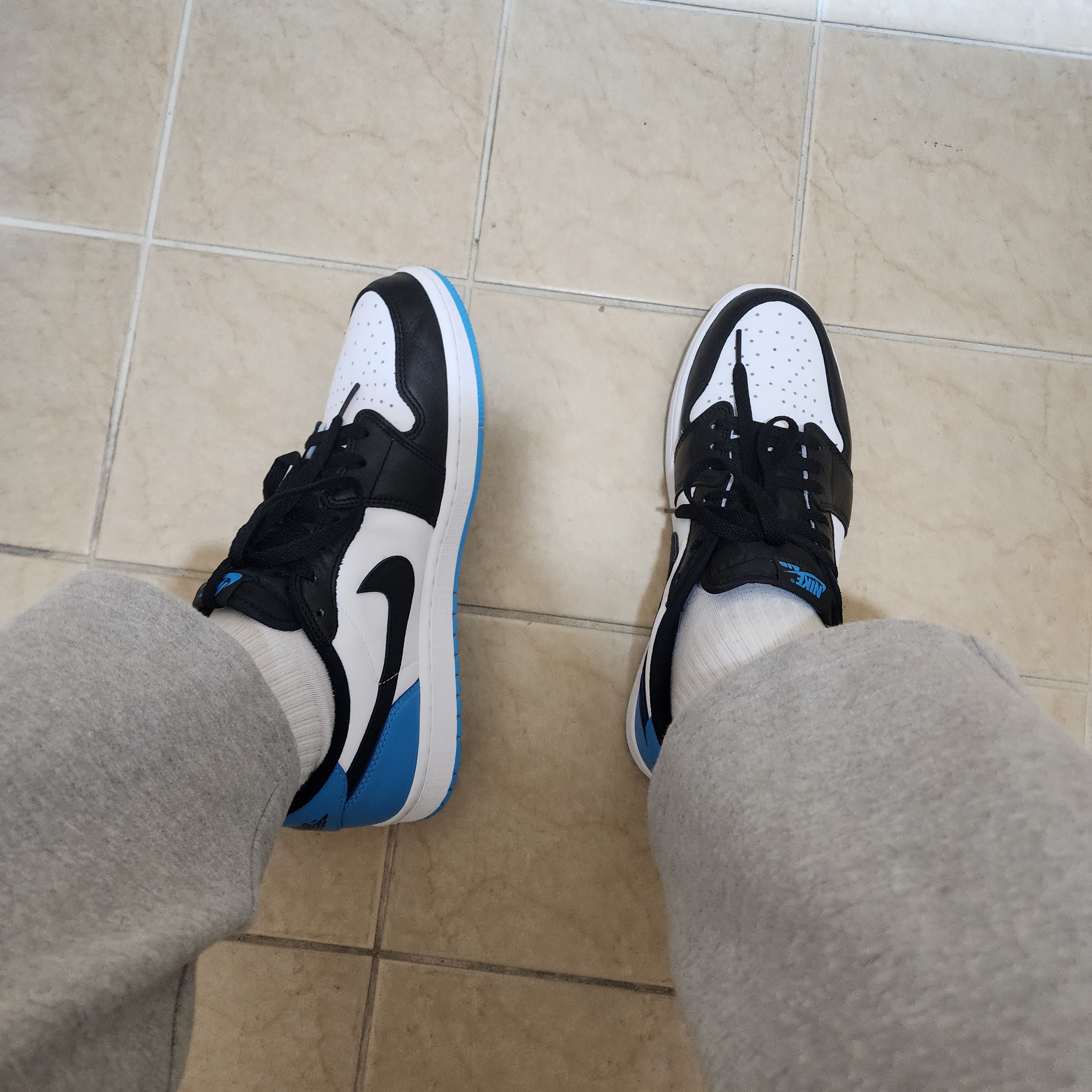 Jordan 1 Retro Low OG Black and Dark Powder Blue 착용 스타일