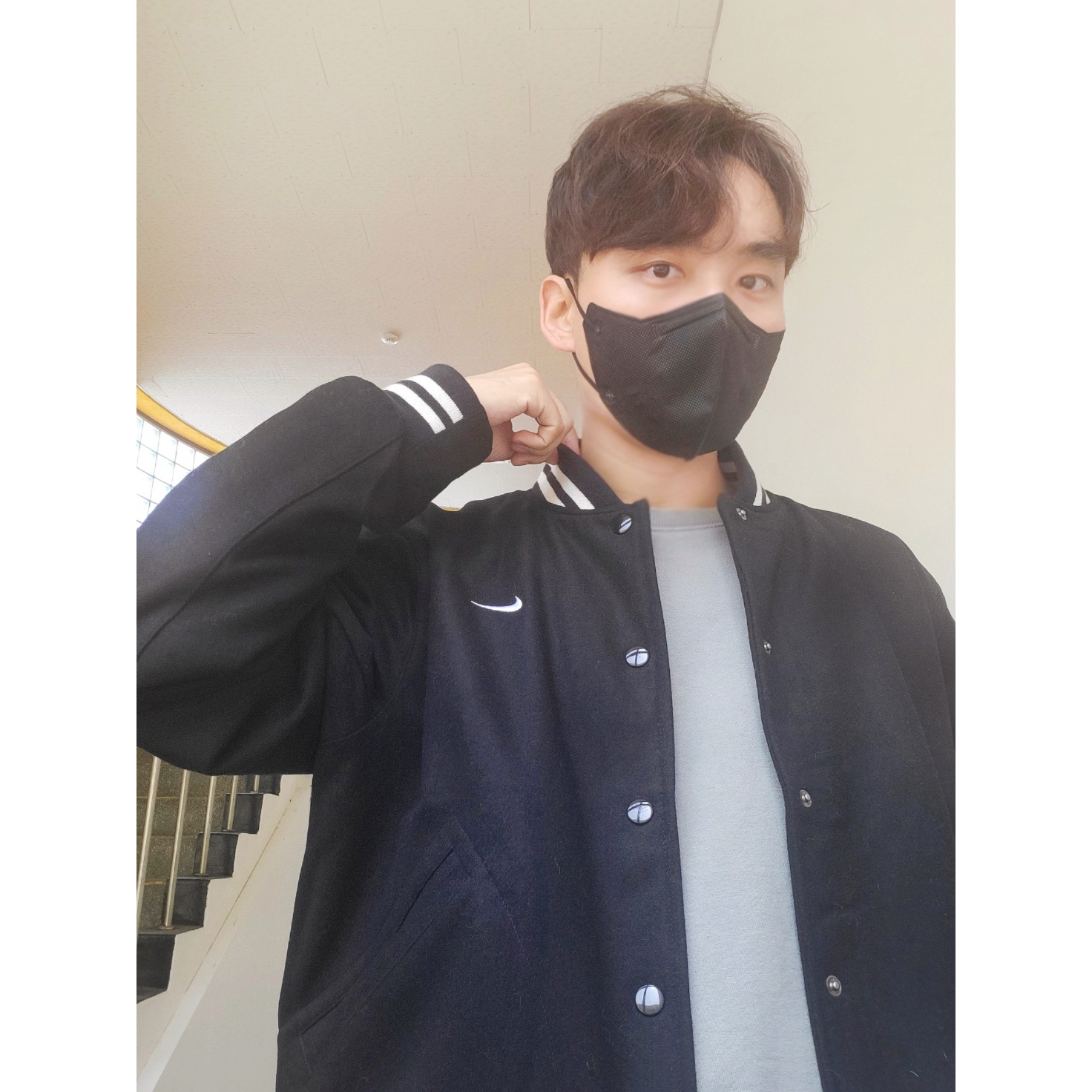 나이키 NSW 어센틱 바시티 자켓 블랙 - 아시아 착용 스타일 - 1