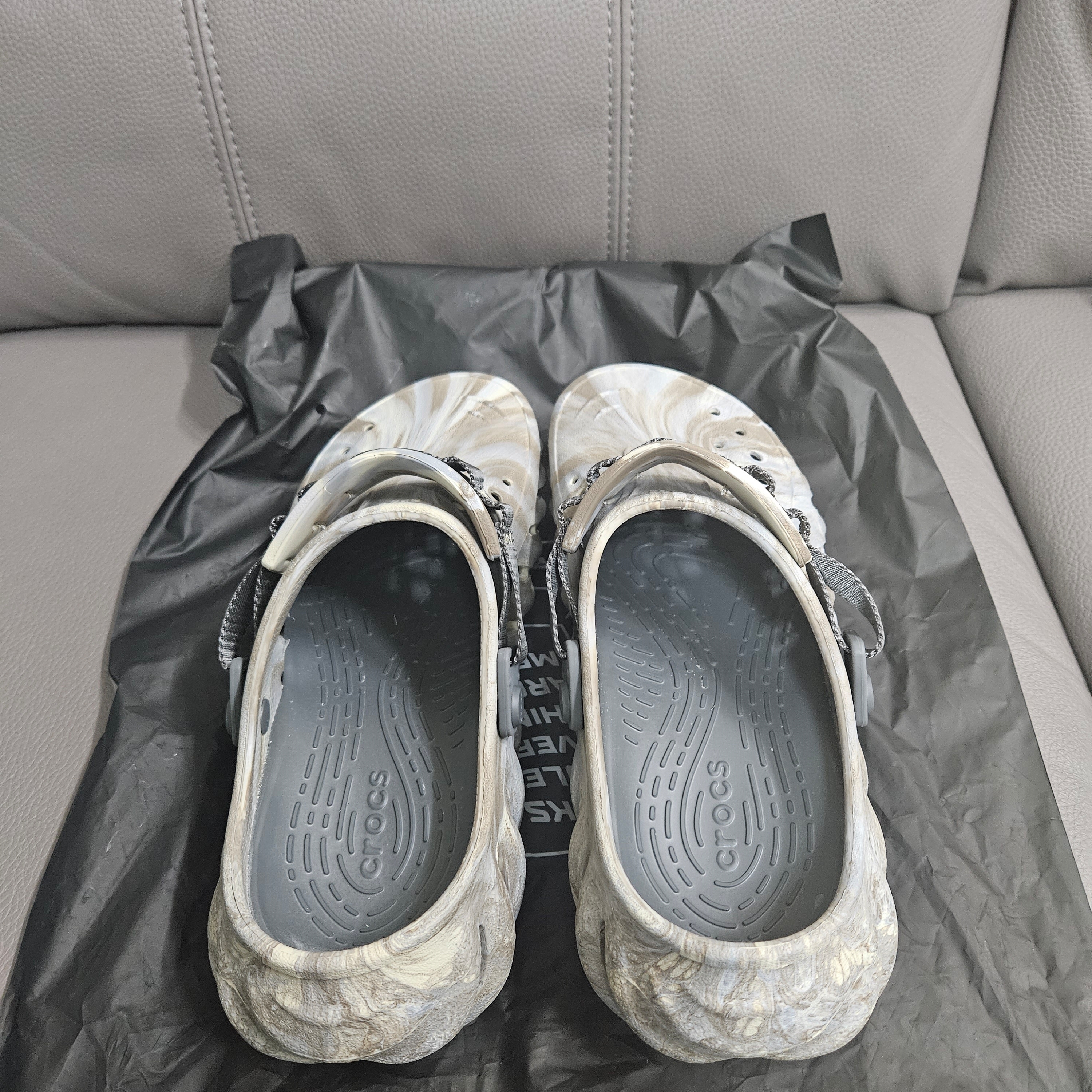 Crocs Echo Marbled Clog Bone Multi 착용 스타일 - 2