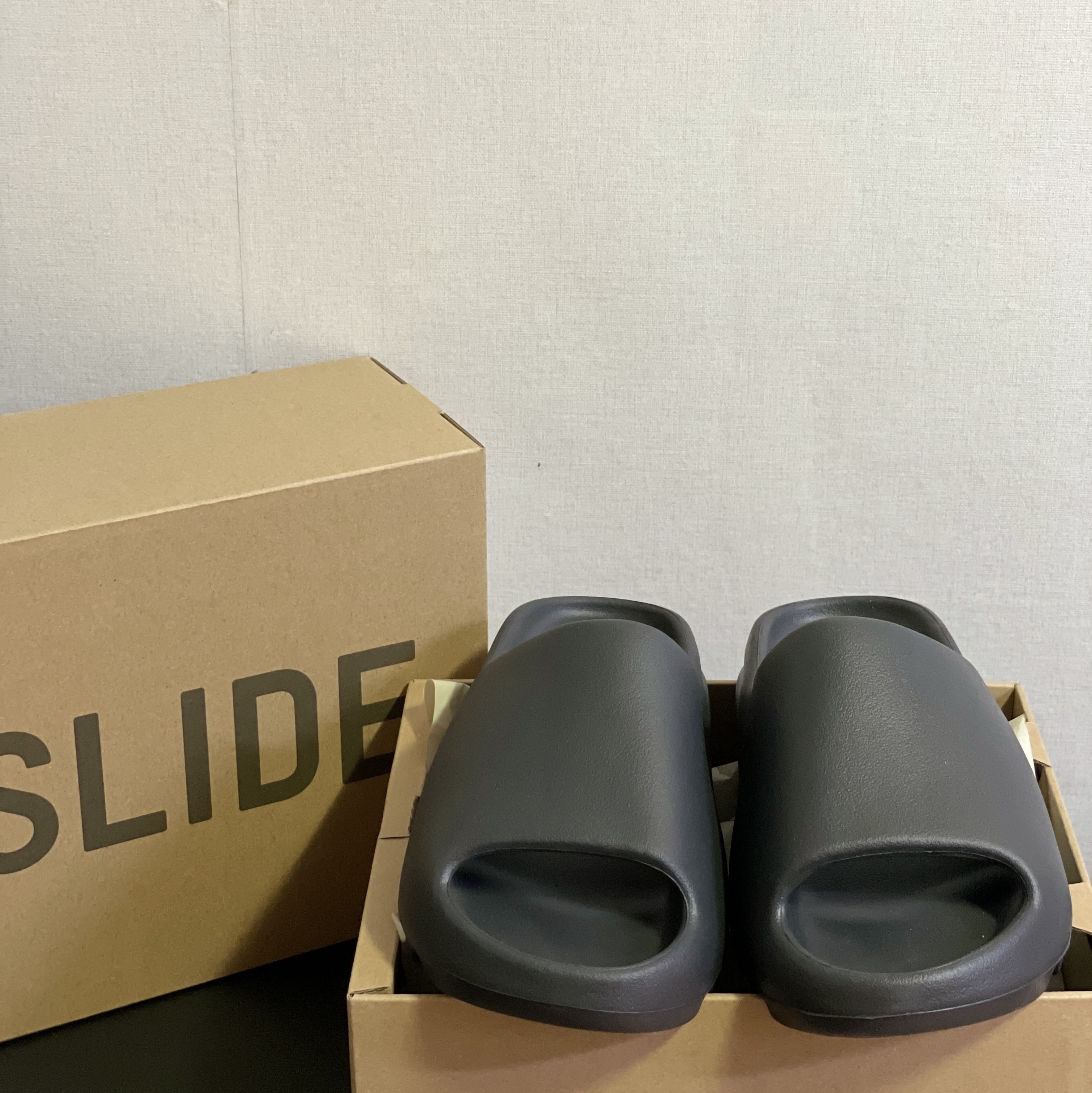 Adidas Yeezy Slide Onyx 착용 스타일 - 2