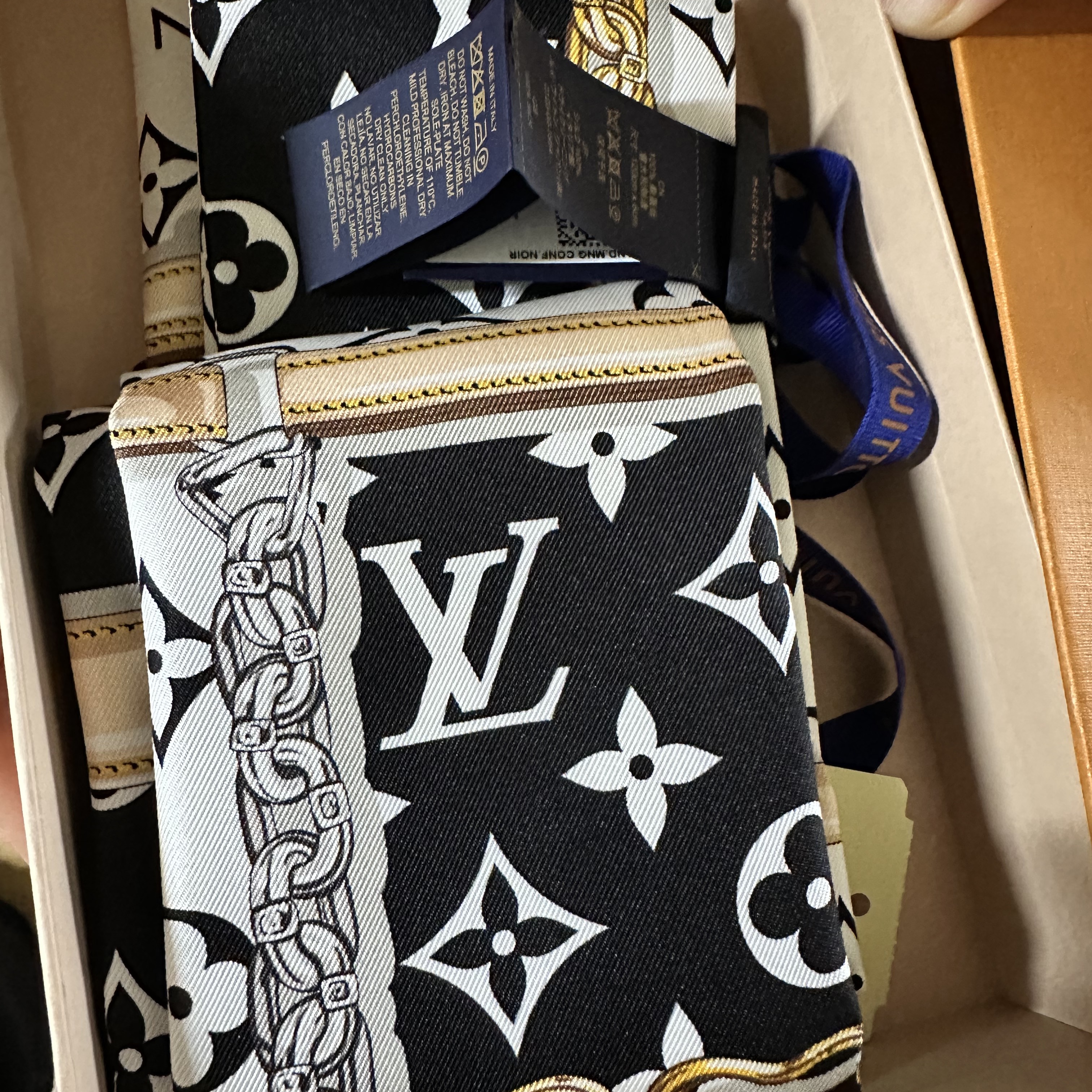 (W) Louis Vuitton Monogram Confidential Bandeau Black 착용 스타일
