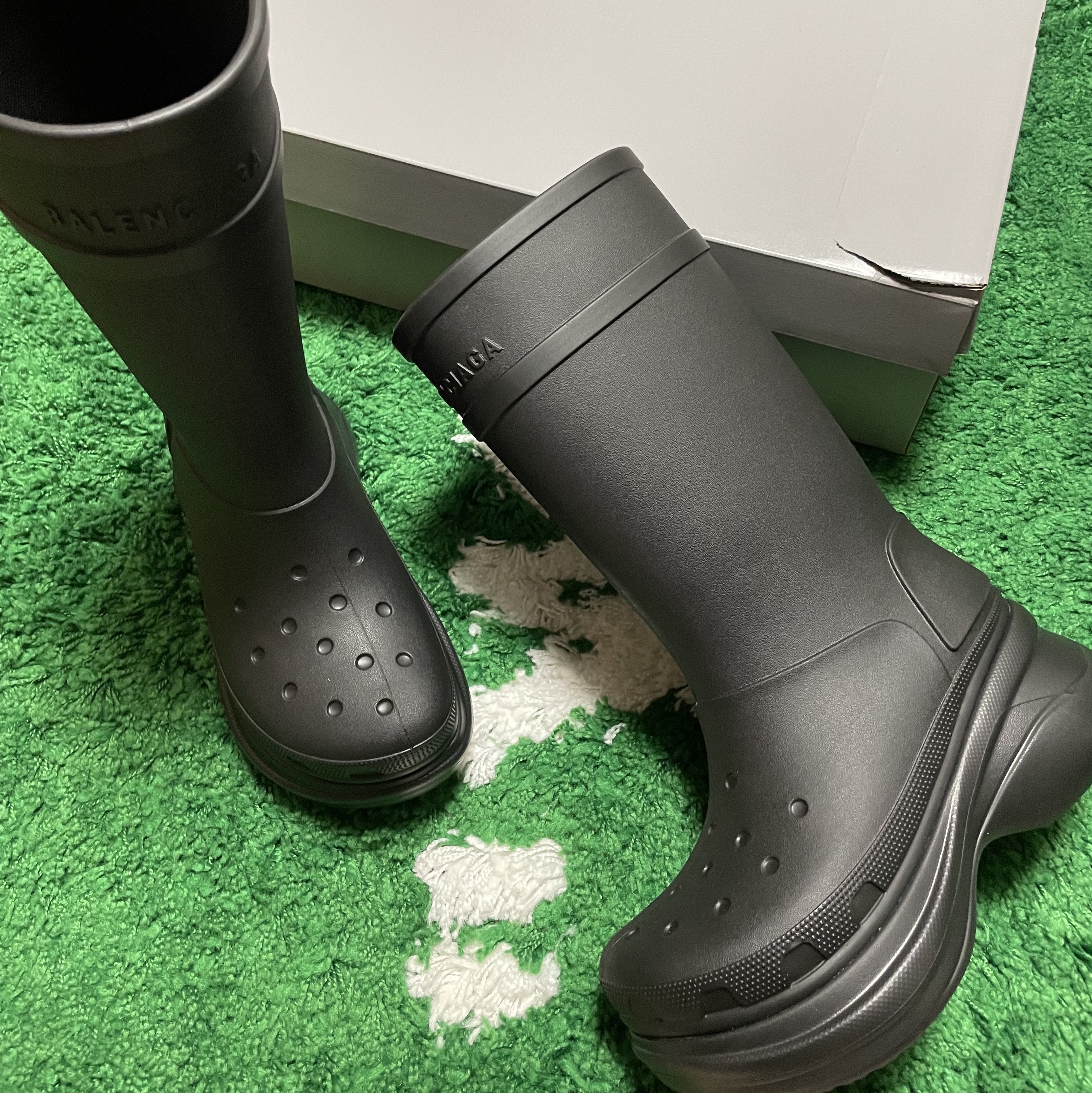 Balenciaga x Crocs Rubber Boot Black 착용 스타일 - 2