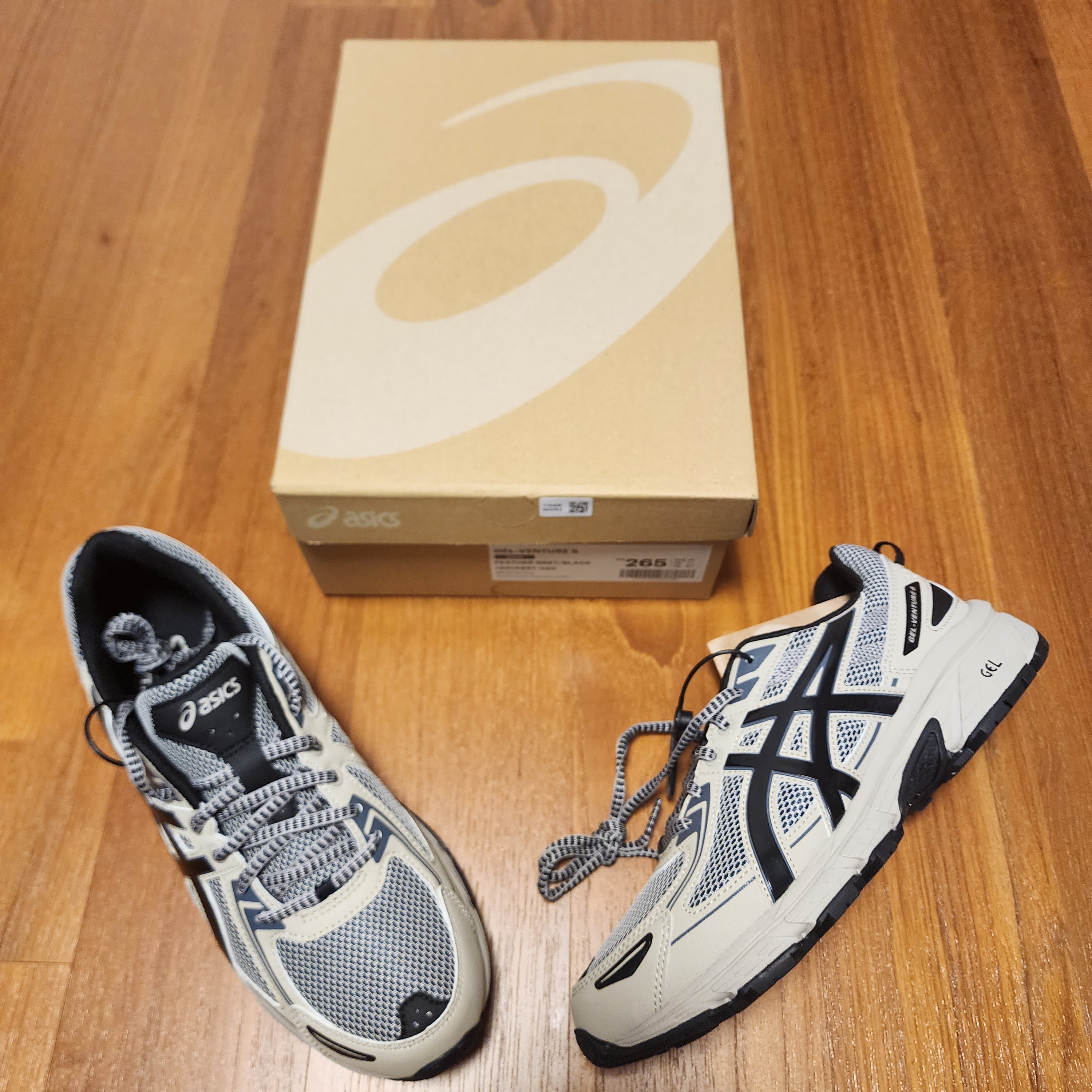 Asics Gel-Venture 6 Feather Grey Black 착용 스타일 - 2