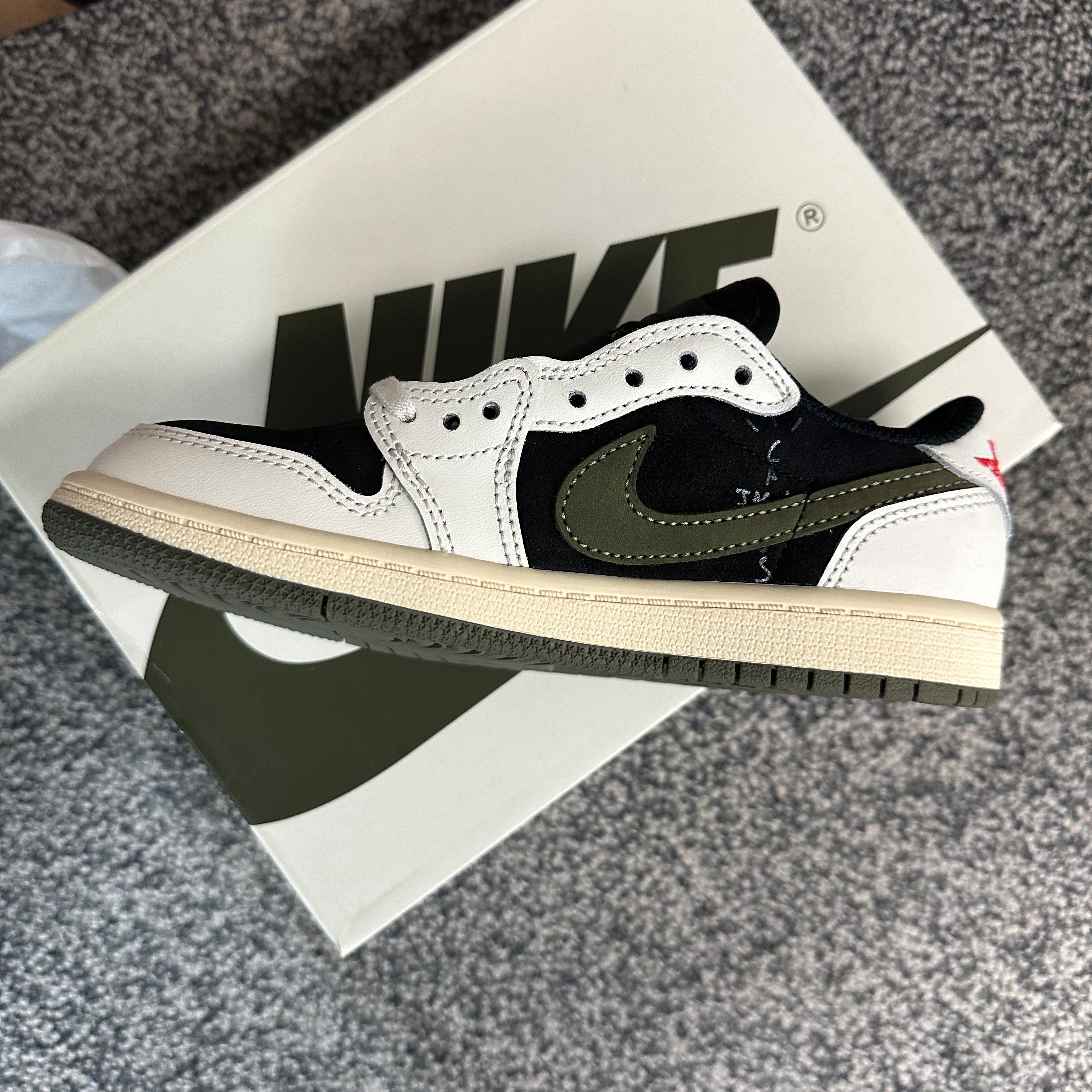 (PS) Jordan 1 x Travis Scott Retro Low OG SP Medium Olive 착용 스타일