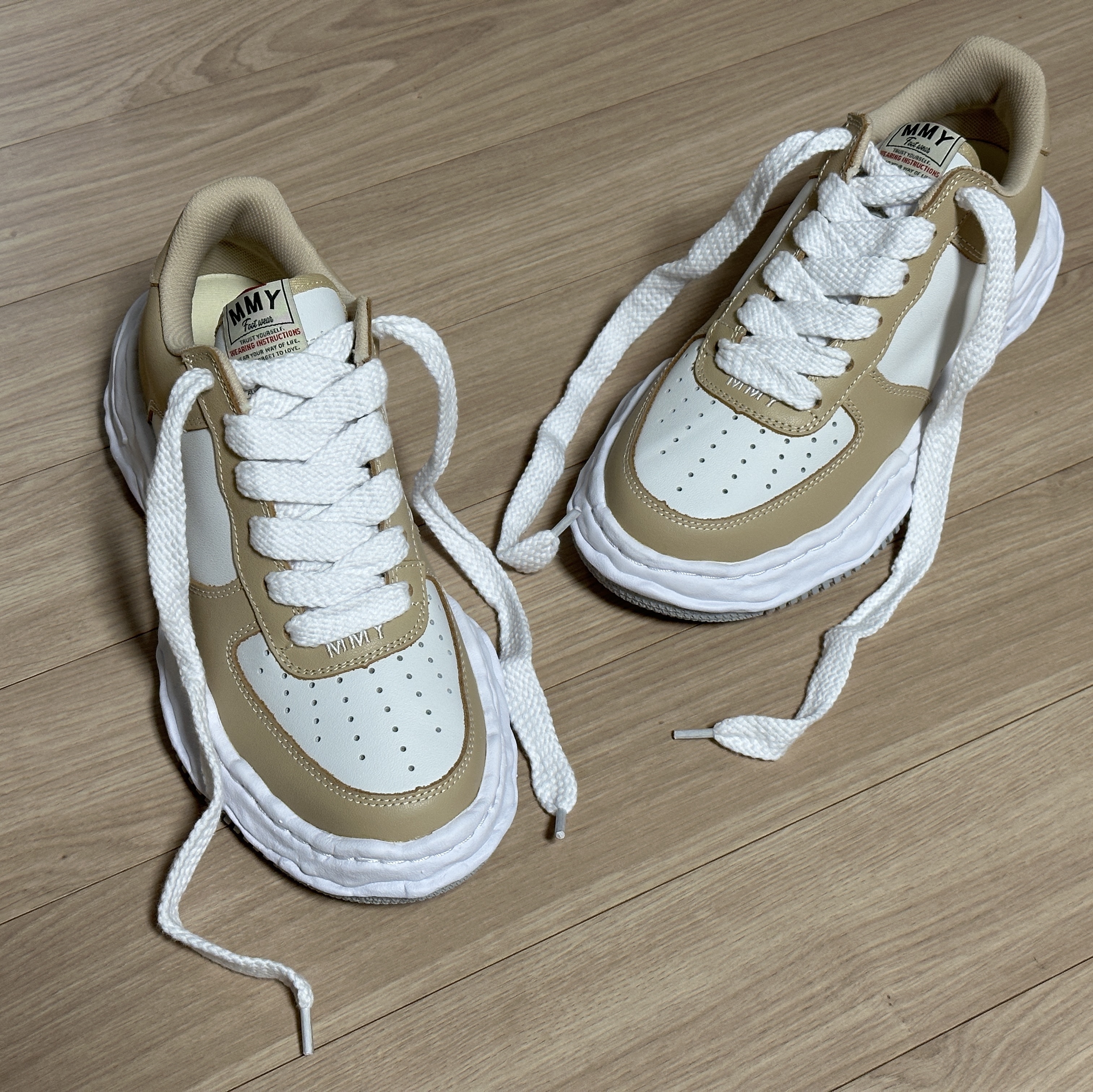 Maison Mihara Yasuhiro Wayne OG Sole Leather Low-top Sneakers Beige White 착용 스타일 - 3