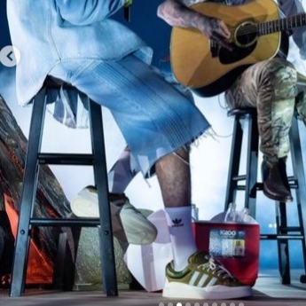 Adidas x Bad Bunny Campus Wild Moss 착용 스타일 - 2