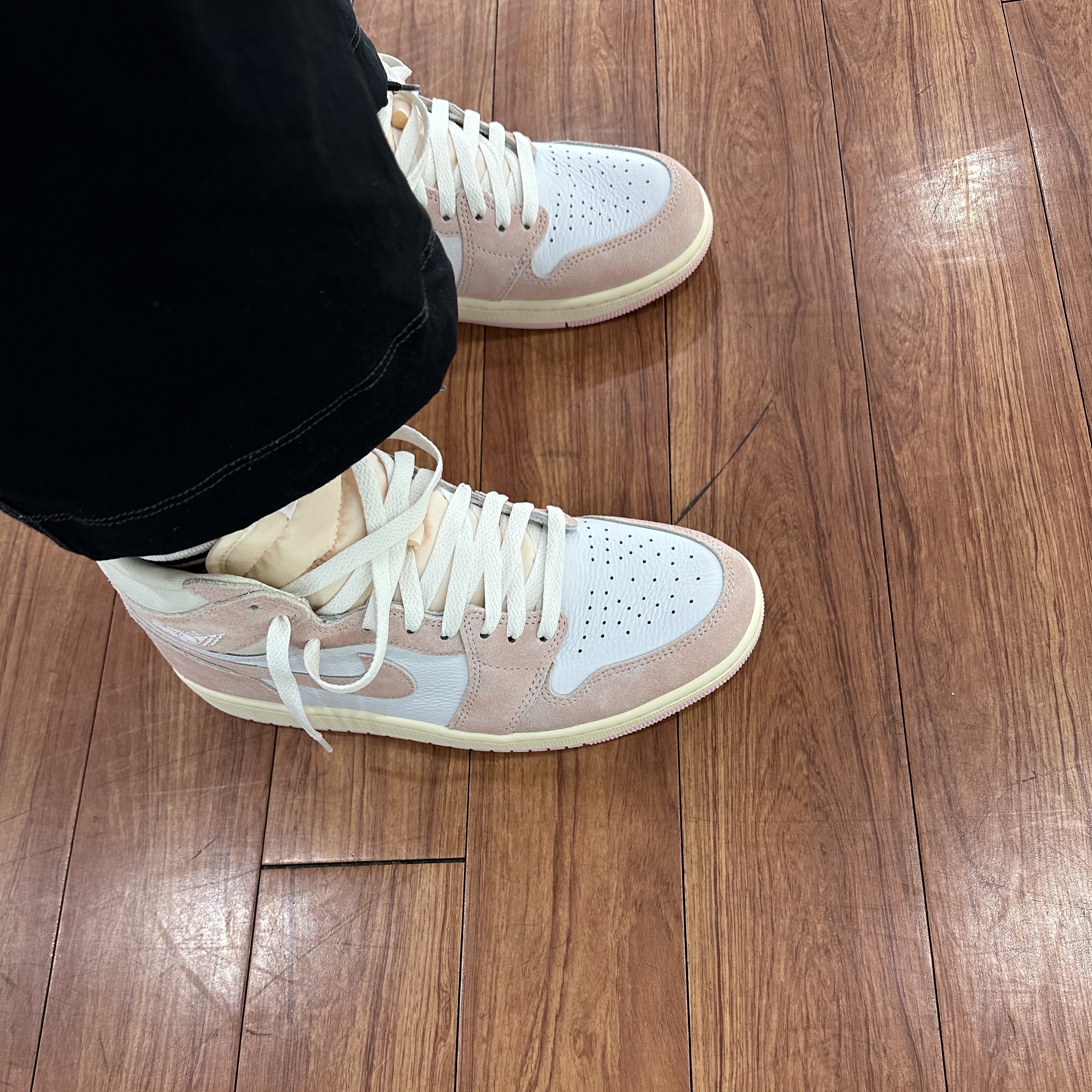 (W) Jordan 1 Retro High OG Coconut Milk and Sail 착용 스타일 - 3