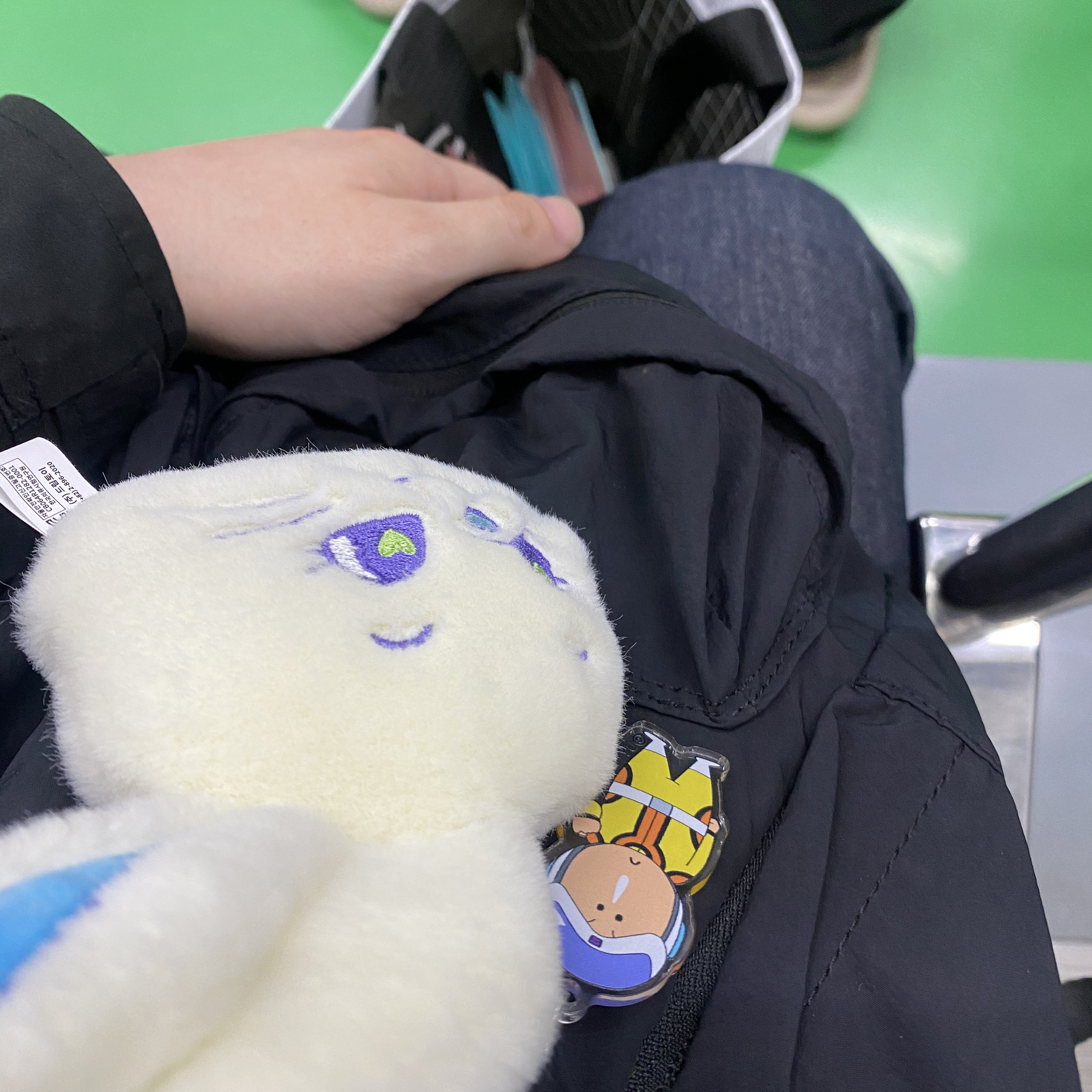 NewJeans Tokki Merchandise Fluffy Keyring White 착용 스타일