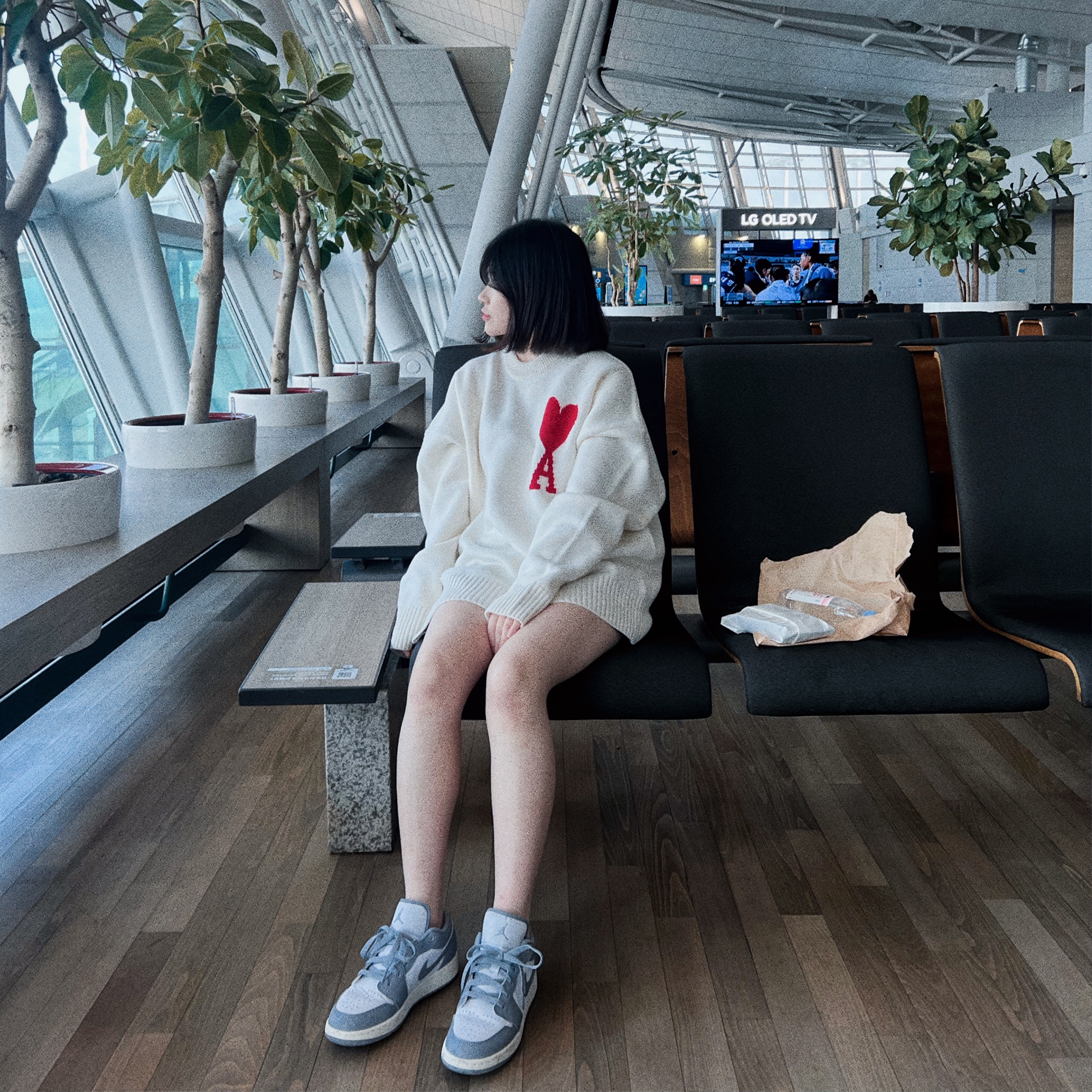 (GS) Jordan 1 Low Stealth and White, AMI de Coeur Oversize Intarsia Sweater Off White Red 착용 스타일