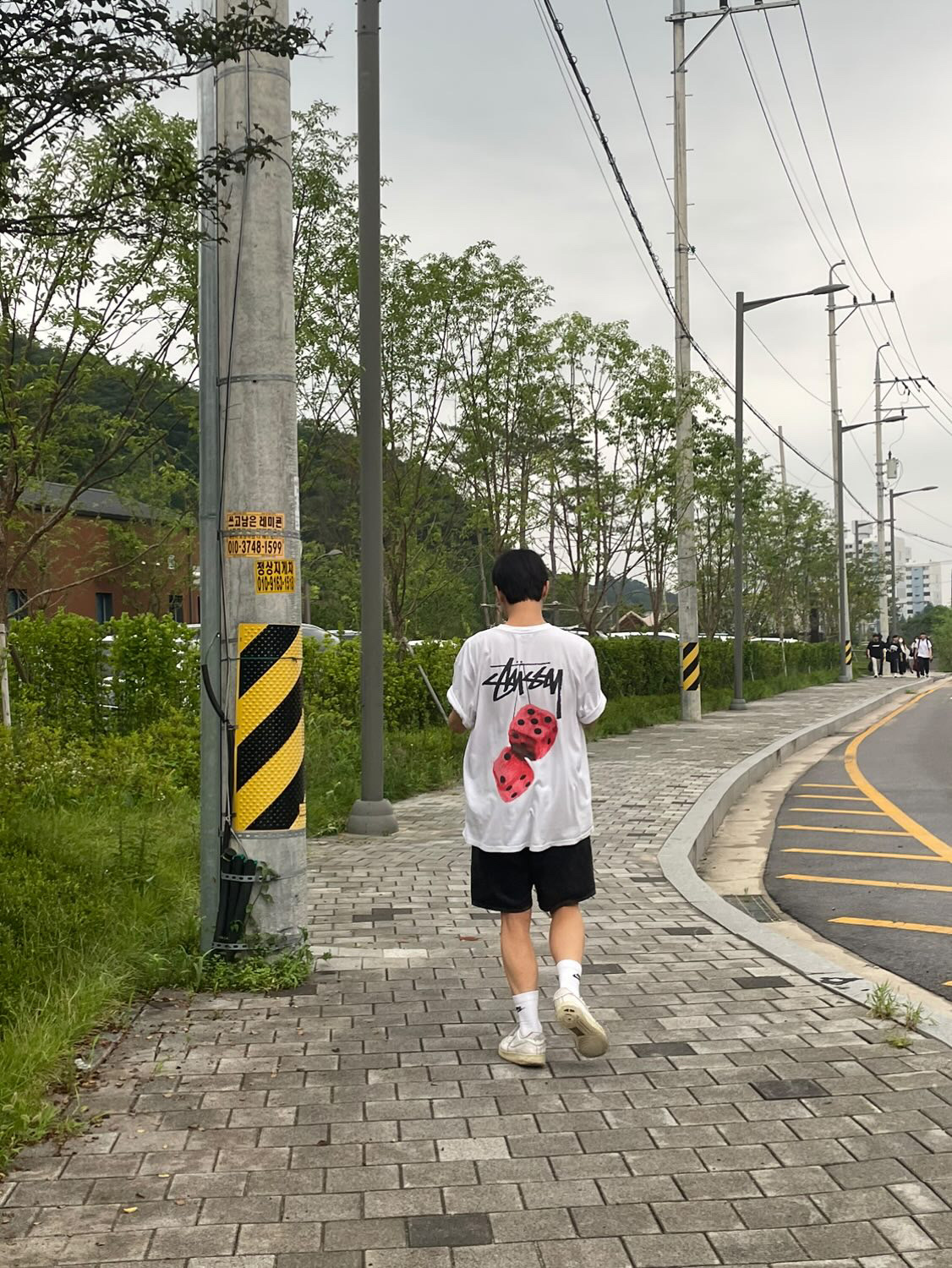 Stussy Fuzzy Dice T-Shirt White, Nike Air Force 1 '07 Low White 착용 스타일