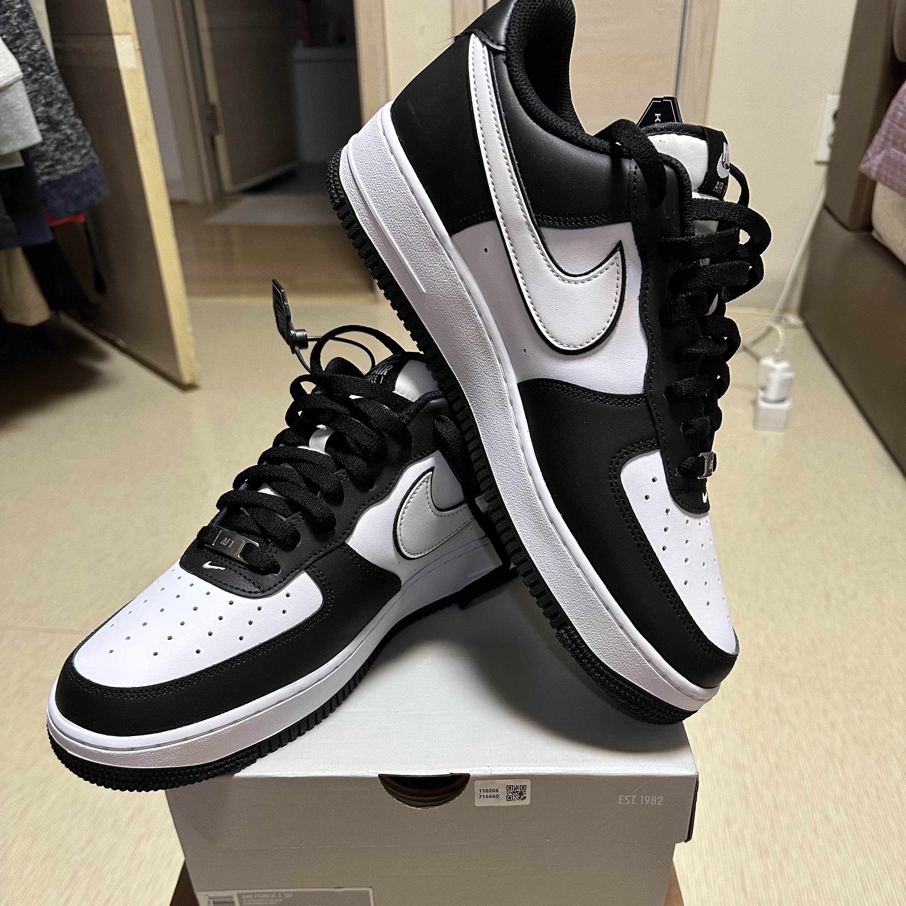 Nike Air Force 1 '07 Black White 착용 스타일 - 3